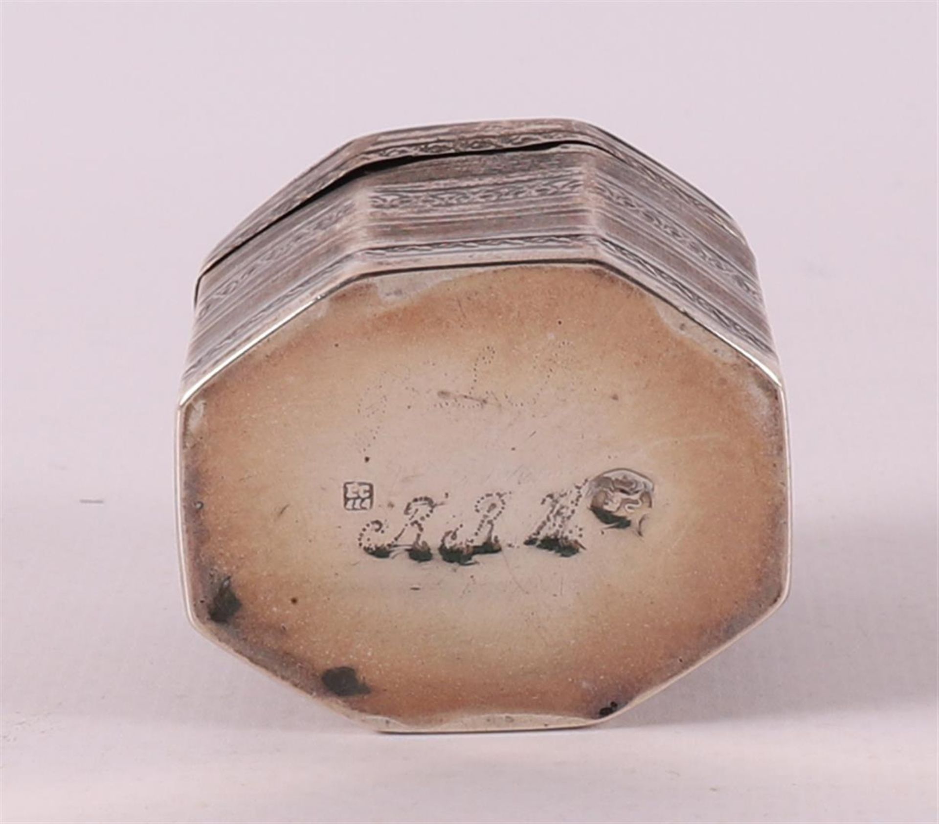 A second grade 835/1000 silver lodderein box, 19th century. - Bild 4 aus 4