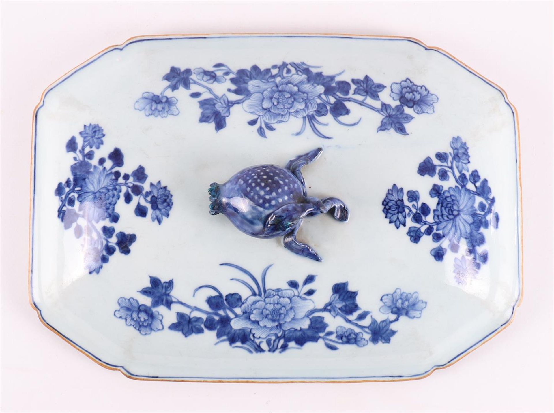 A blue/white porcelain tureen, China, Qianlong, 18th century. - Image 11 of 12