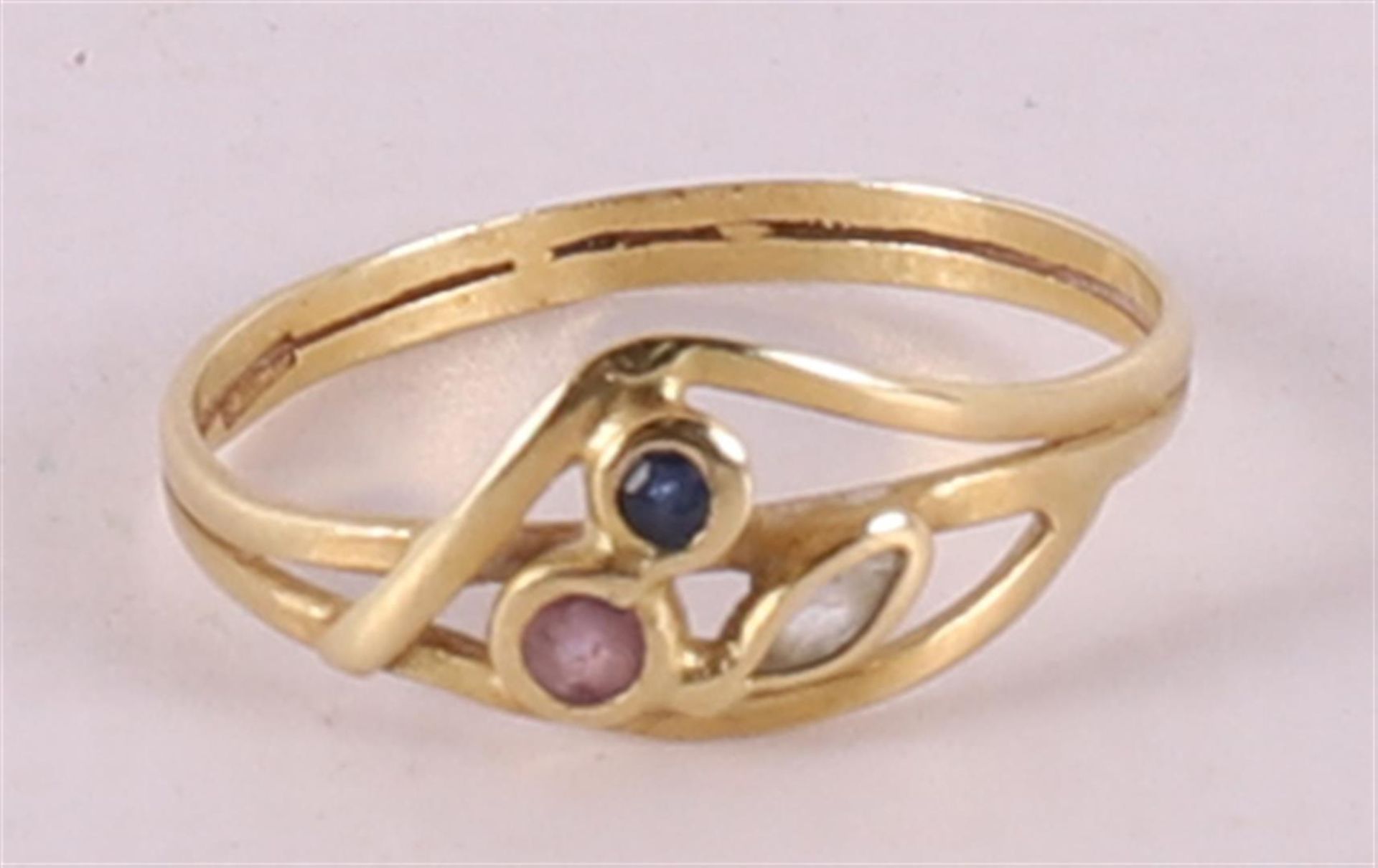 An 18 kt yellow gold women's ring, set with three colored stones.