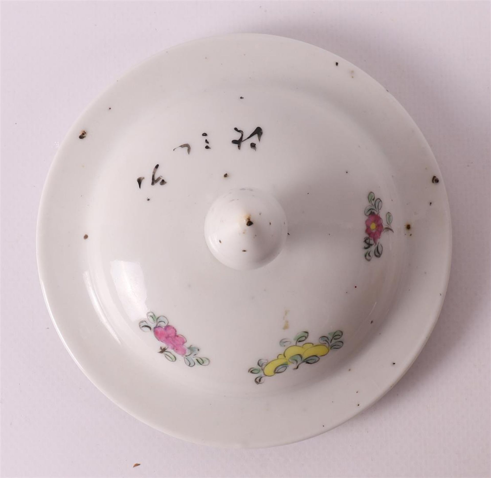 A porcelain lidded jar (not matching), China, late 19th century. - Bild 7 aus 8