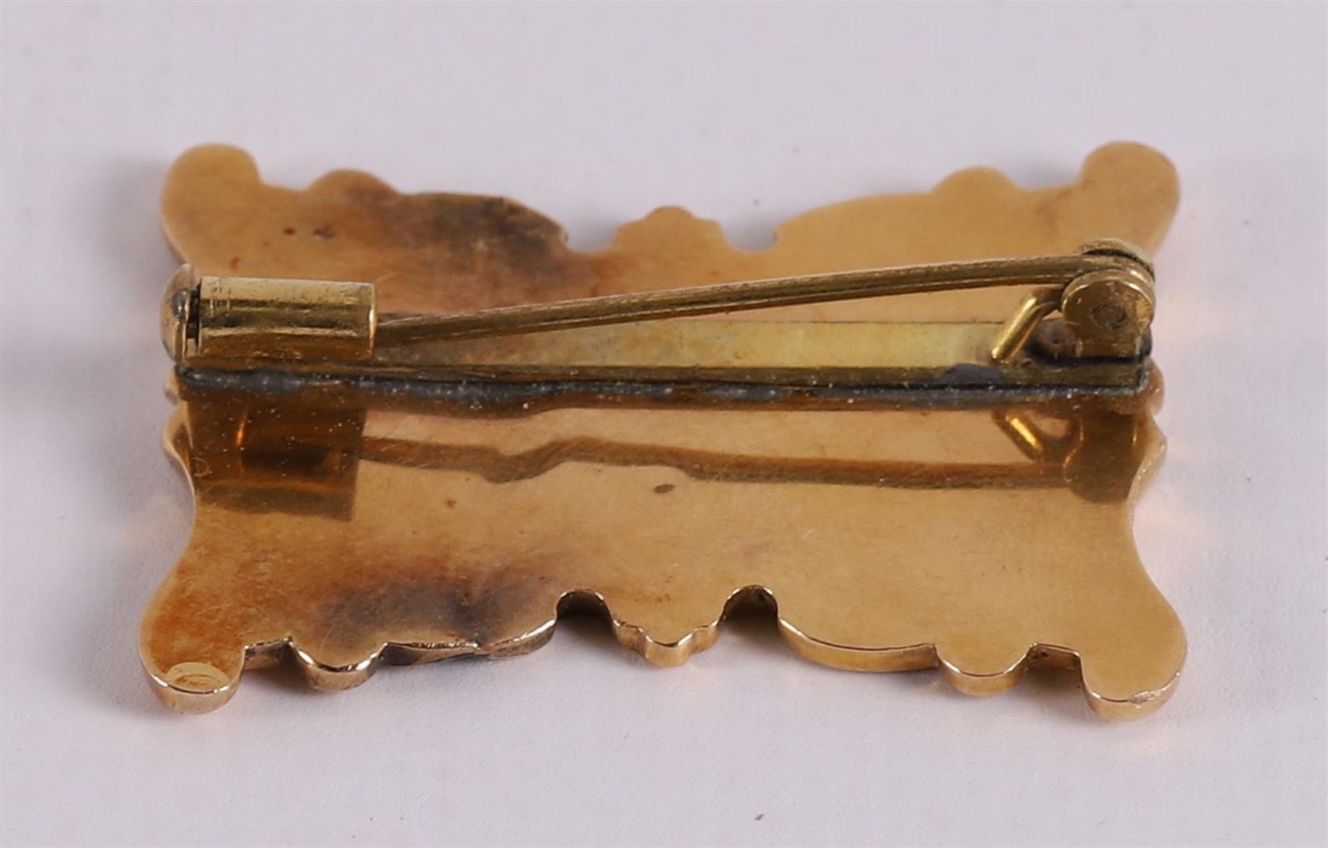 An 18 kt 750/1000 gold brooch on a base pin. - Image 2 of 2