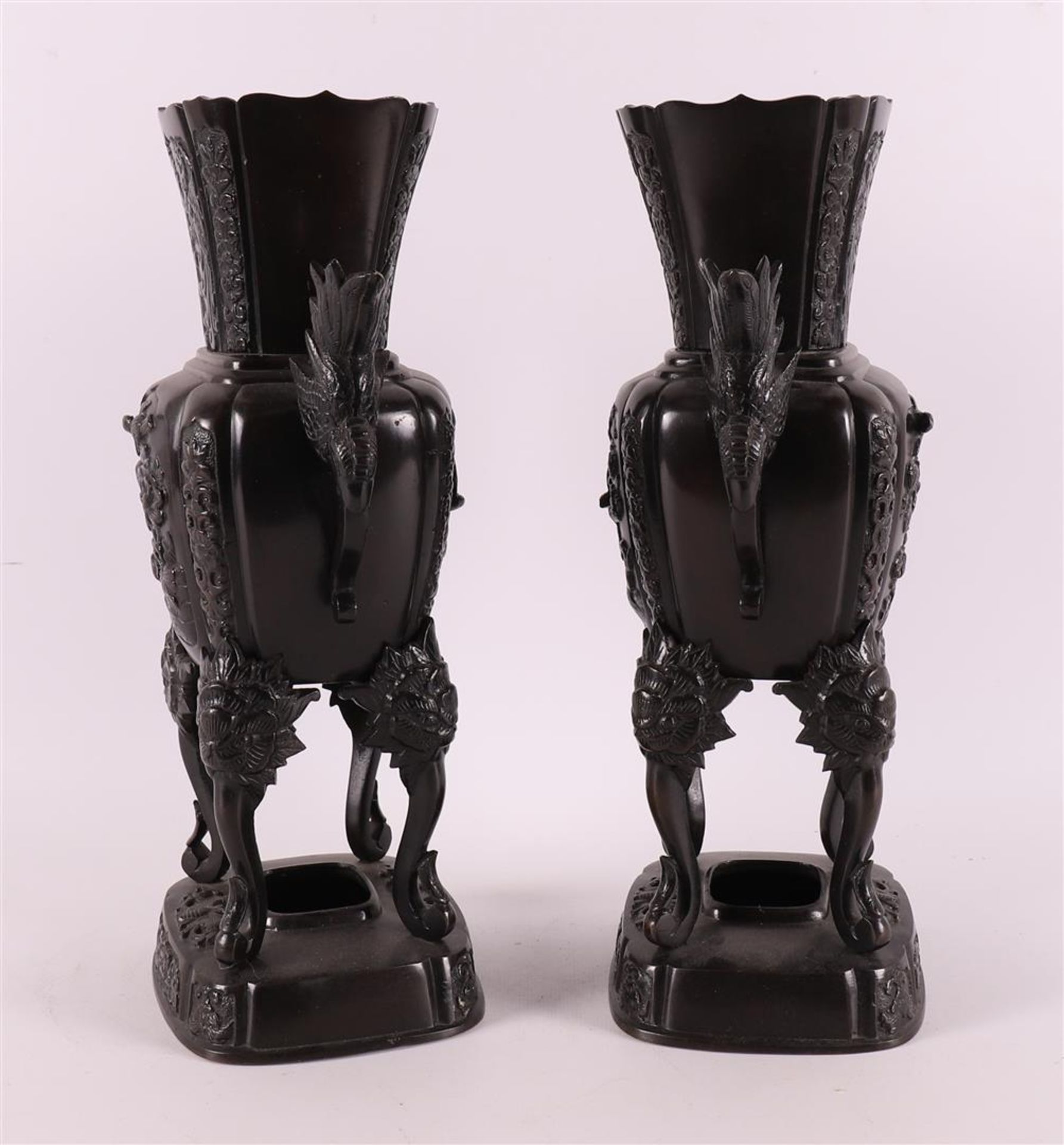 A pair of brown patinated bronze incense vases with handles, Japan, Meiji, - Bild 4 aus 4