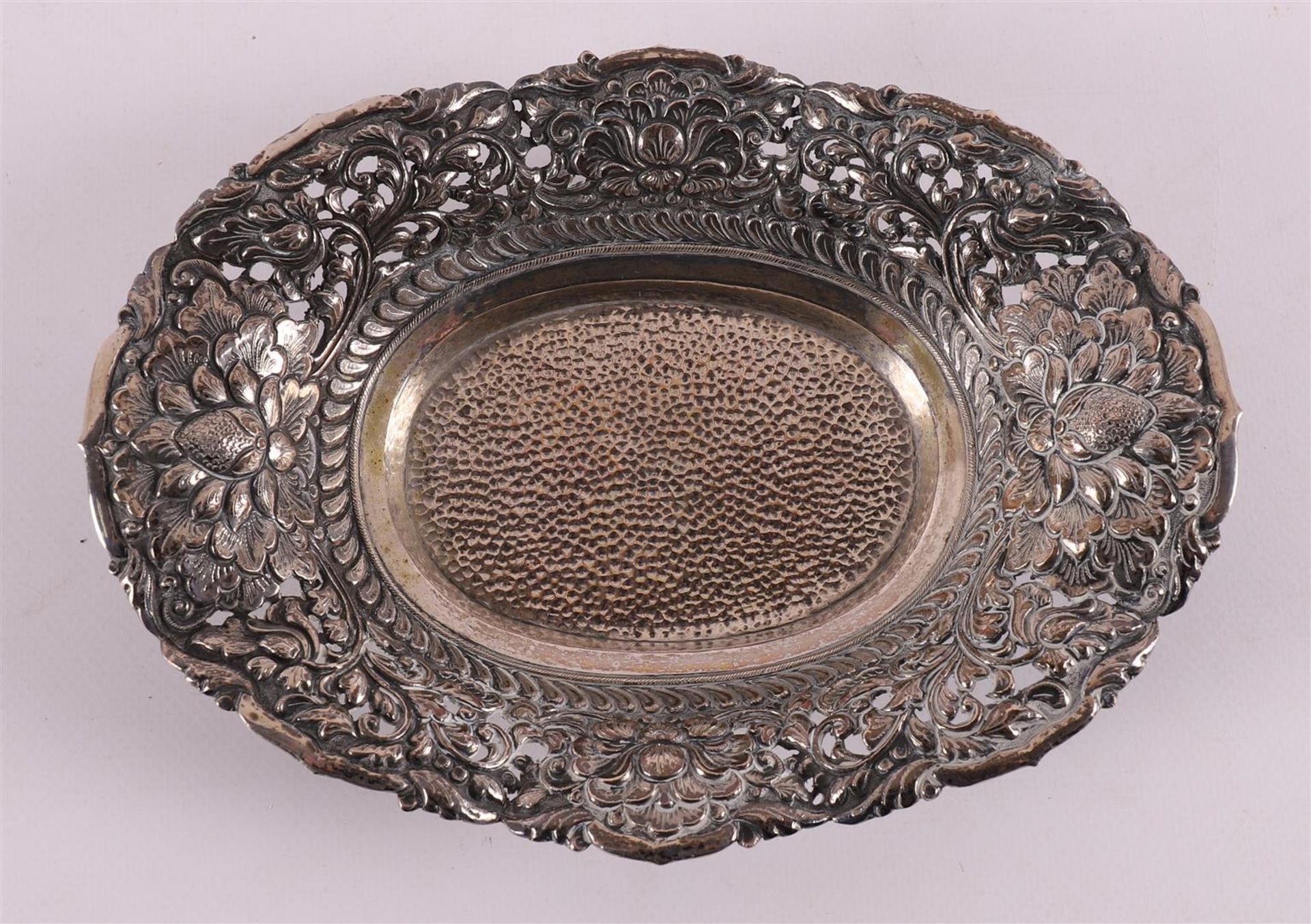 A Djokja 3rd grade 800/1000 silver oval bowl, 1st half 20th century. - Bild 3 aus 4