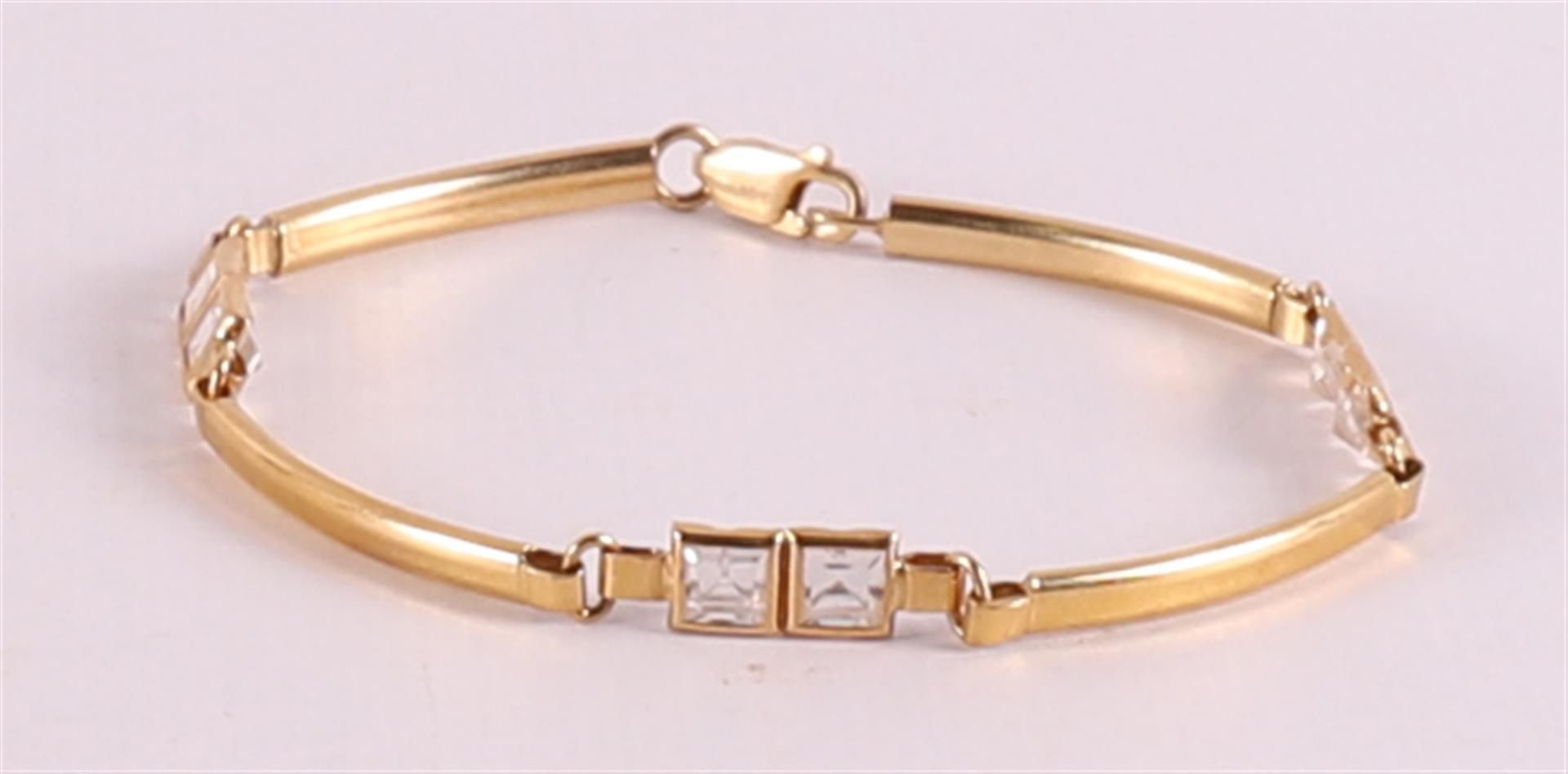An 18 kt 750/1000 gold bracelet, set with square stones.