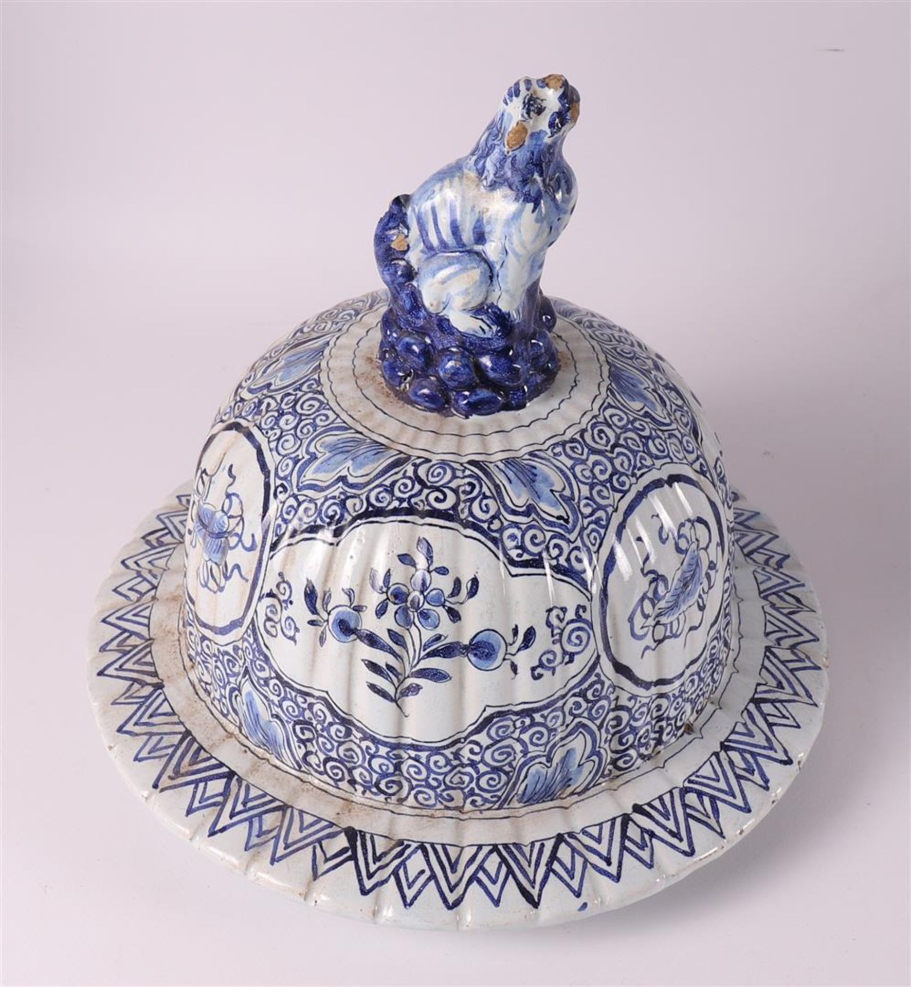 A Delft earthenware vase with lid, 19th/20th century. - Bild 8 aus 10