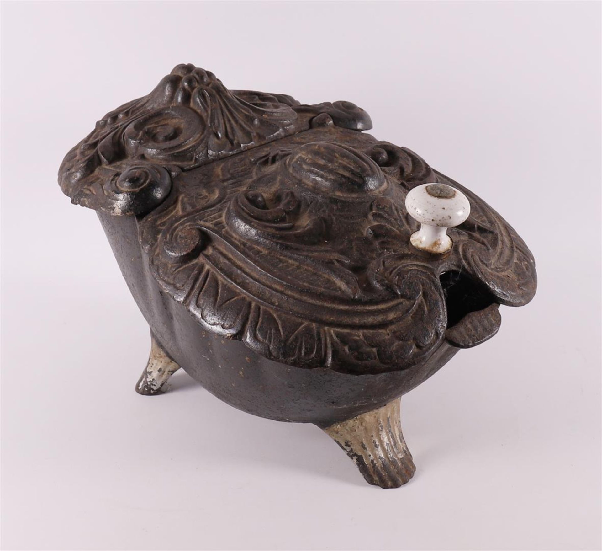 A cast iron so-called frog coal box, ca. 1910.