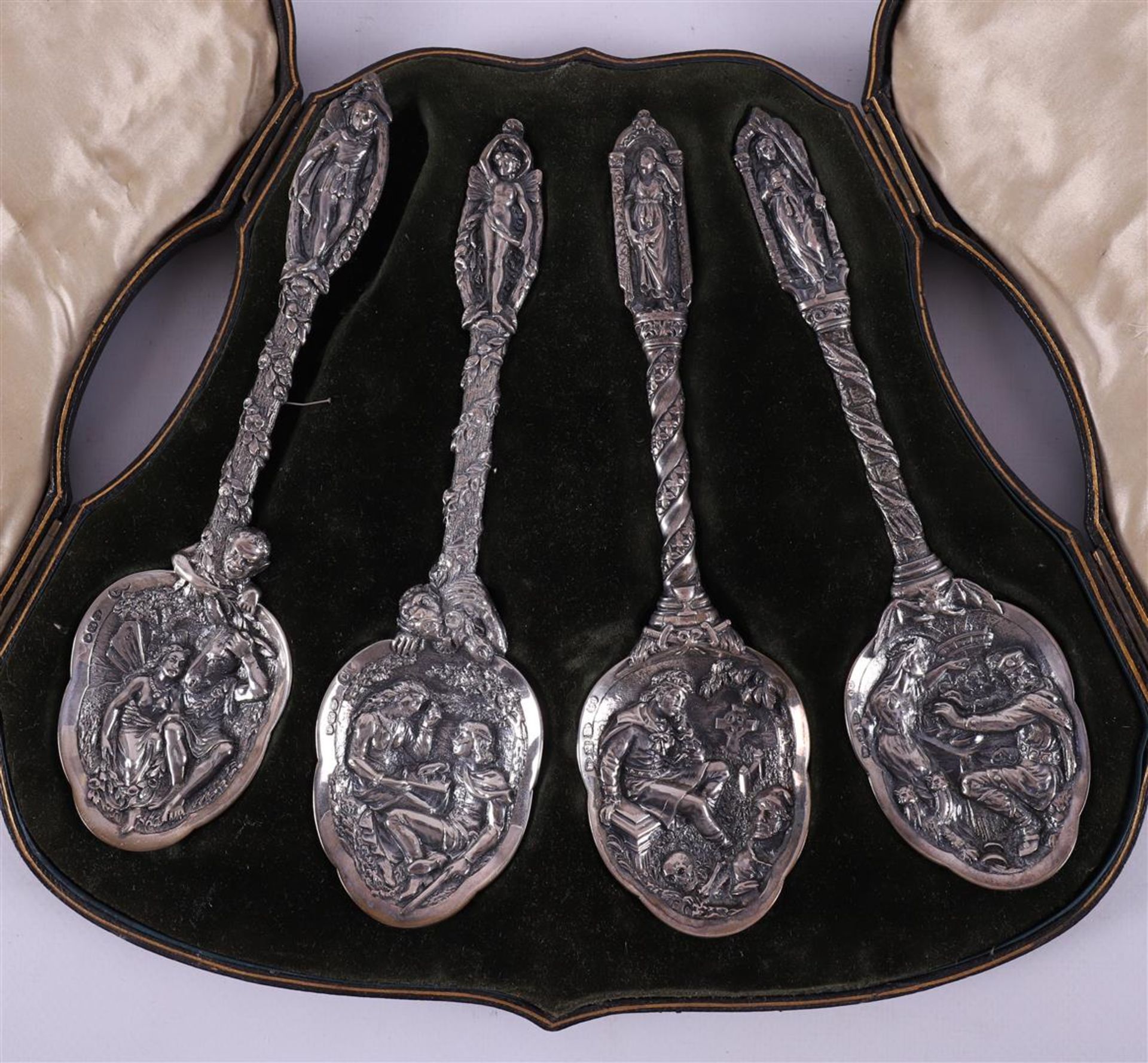 A series of four silver 'Shakespeare' ornamental spoons in original case, 1851 - Bild 2 aus 3