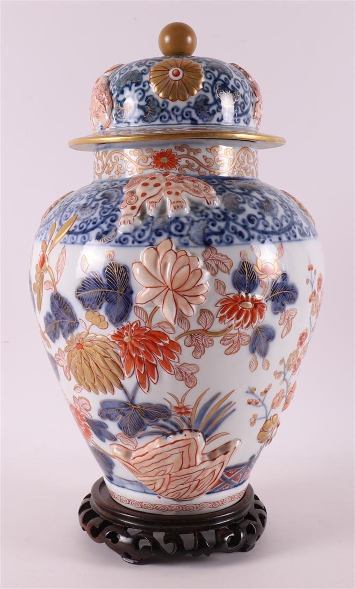 A baluster-shaped porcelain Imari lidded vase, France, Samson, 19th century