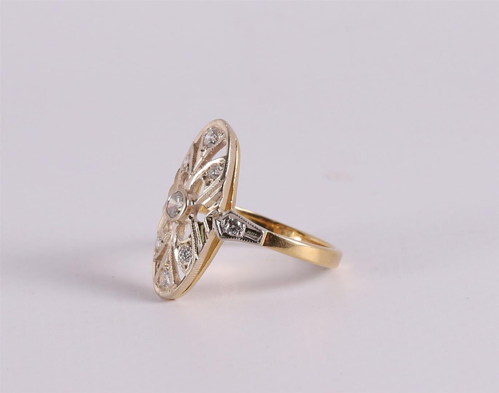 An oval 18 kt 750/1000 gold ring with 9 diamonds. - Bild 2 aus 2