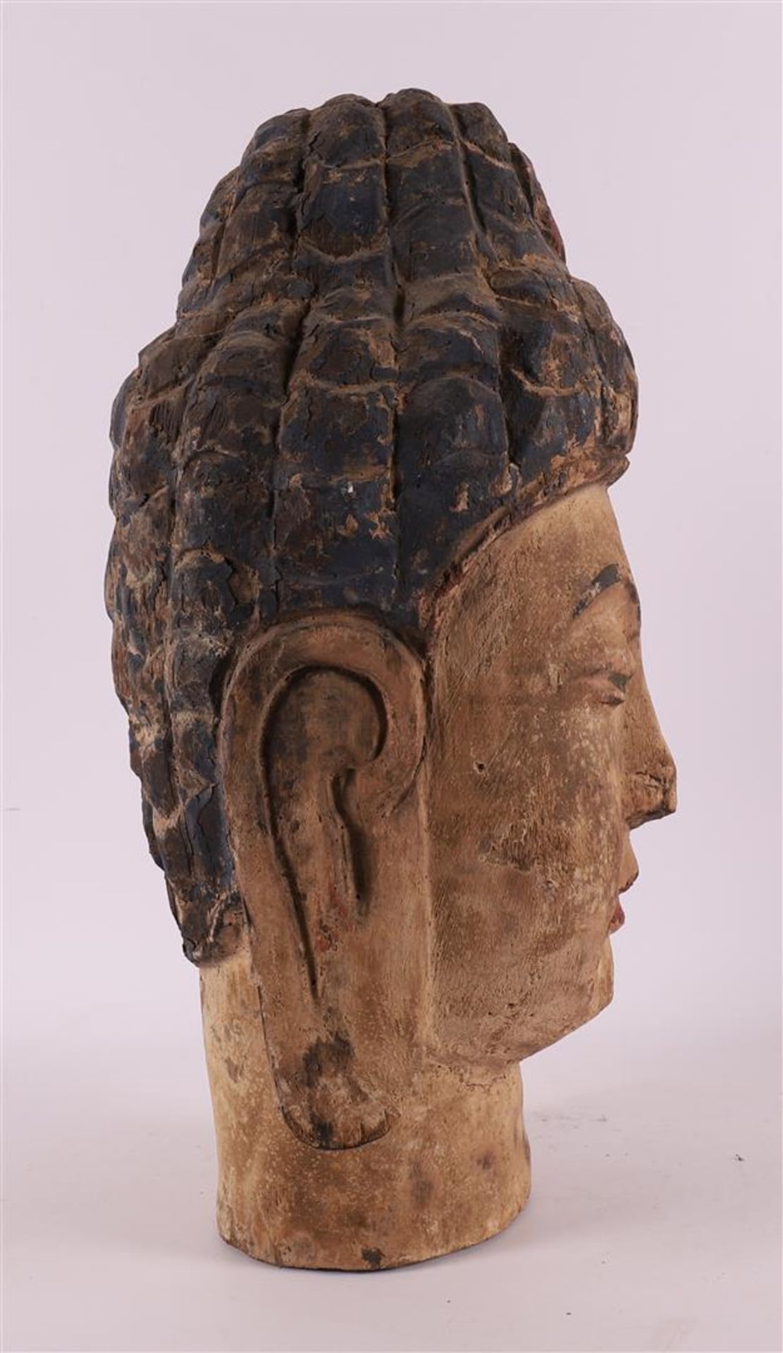 A carved wooden head of a Thai goddess, 19th/20th century. - Image 4 of 4