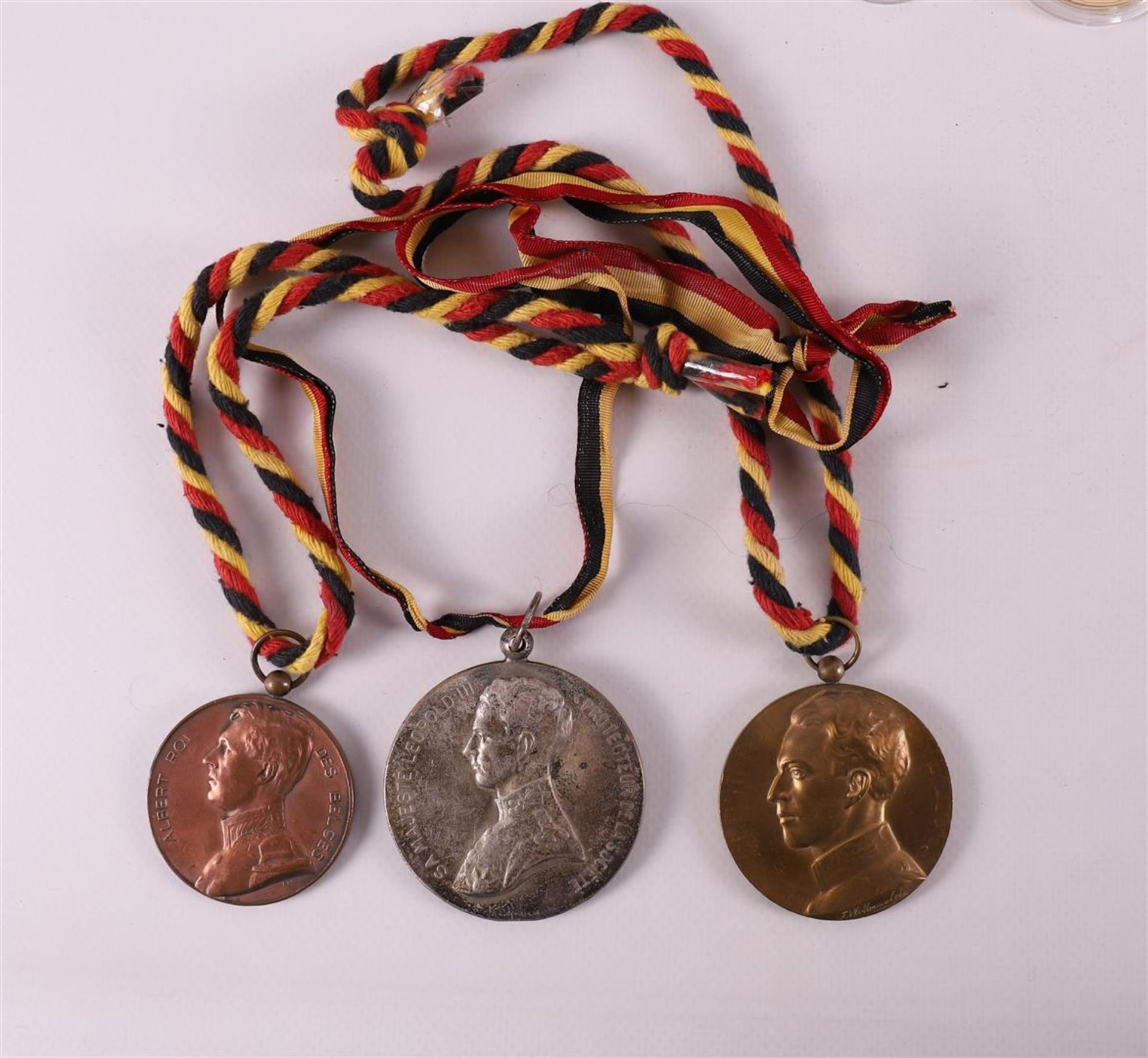 A collection of 50 pieces of various tokens and medals. - Image 4 of 11