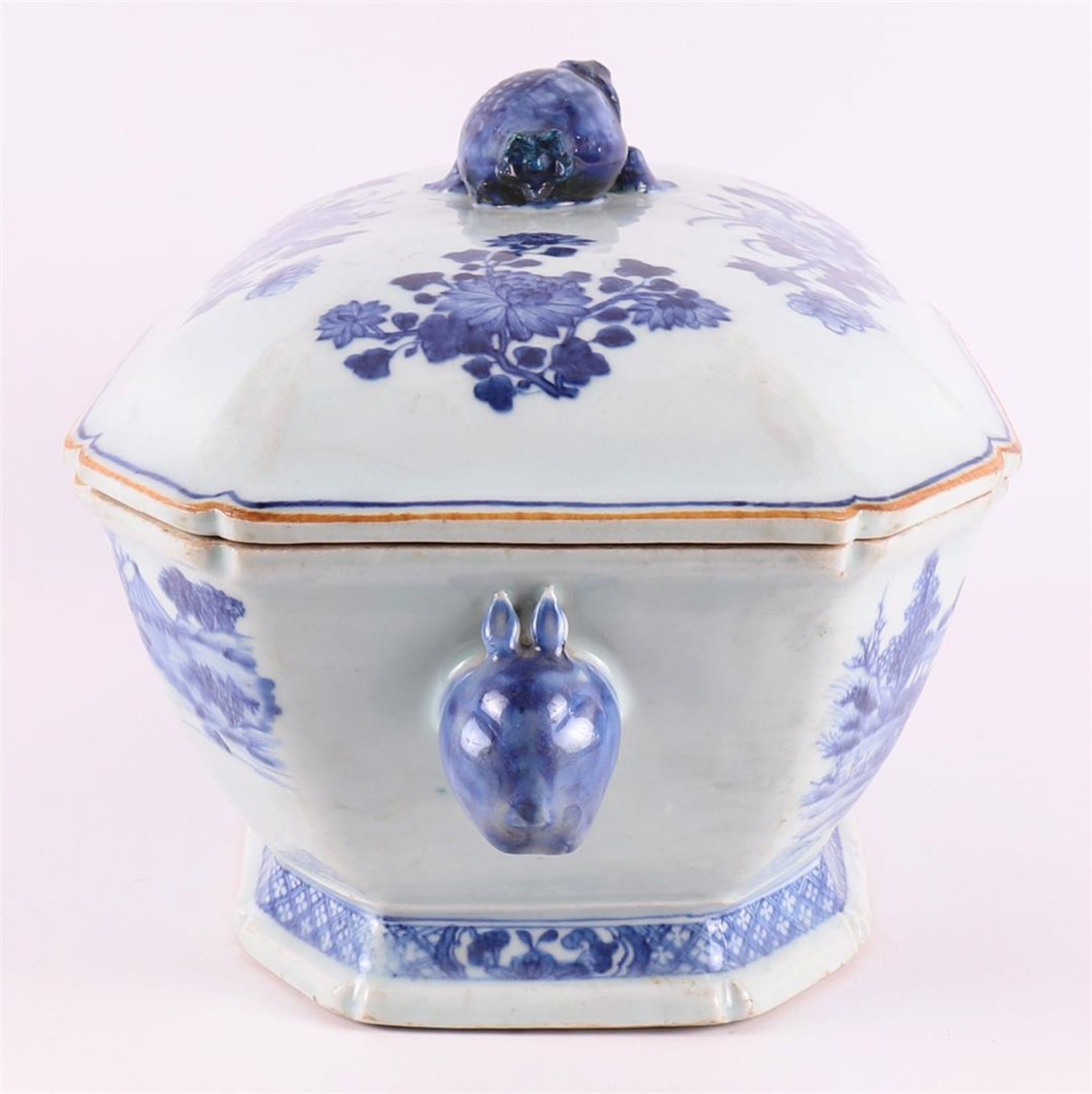 A blue/white porcelain tureen, China, Qianlong, 18th century. - Image 7 of 12