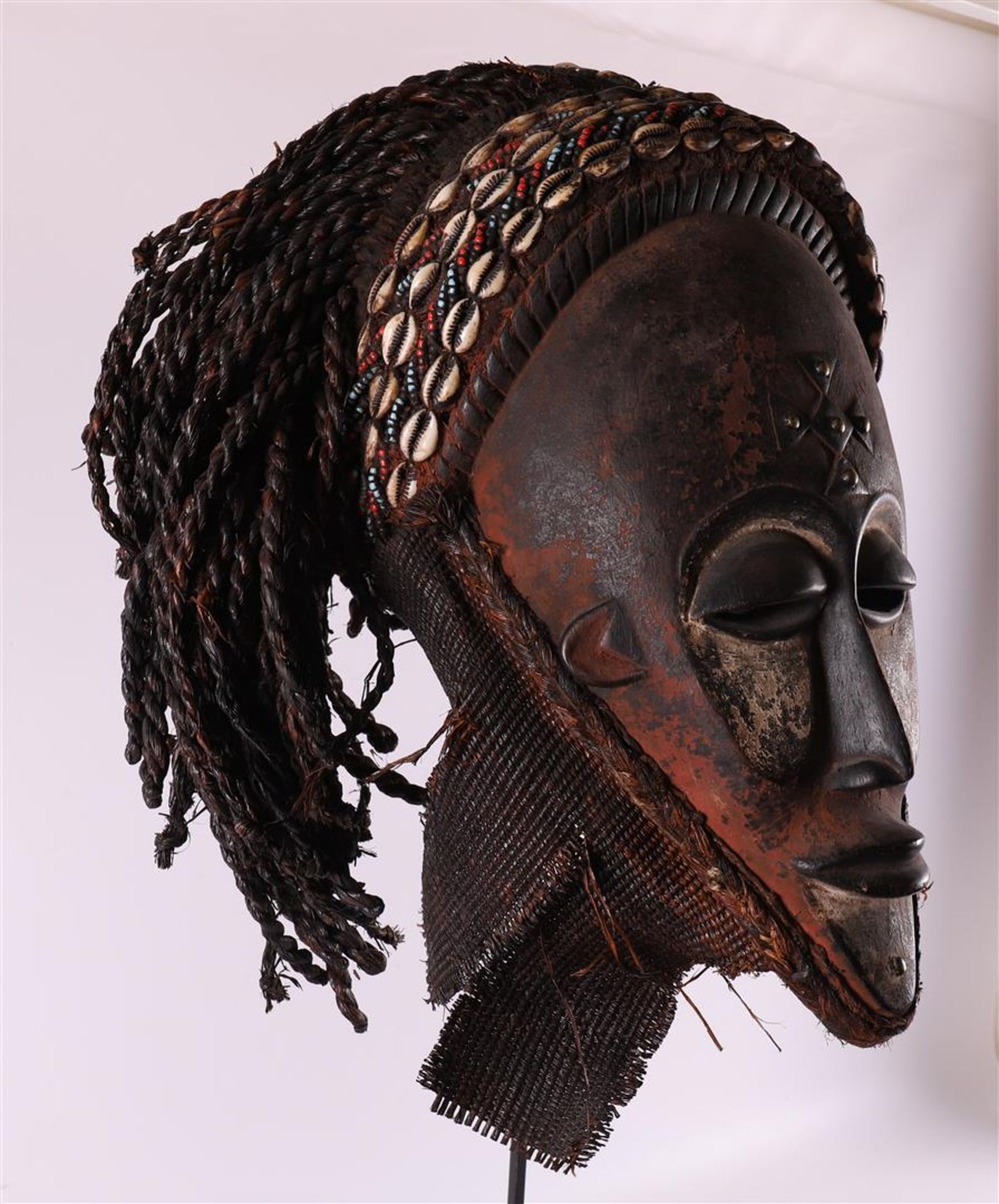 Ethnographic/tribal. A wooden mask, Chokwe, Angola, Africa, 2nd half of the 20th - Bild 3 aus 4