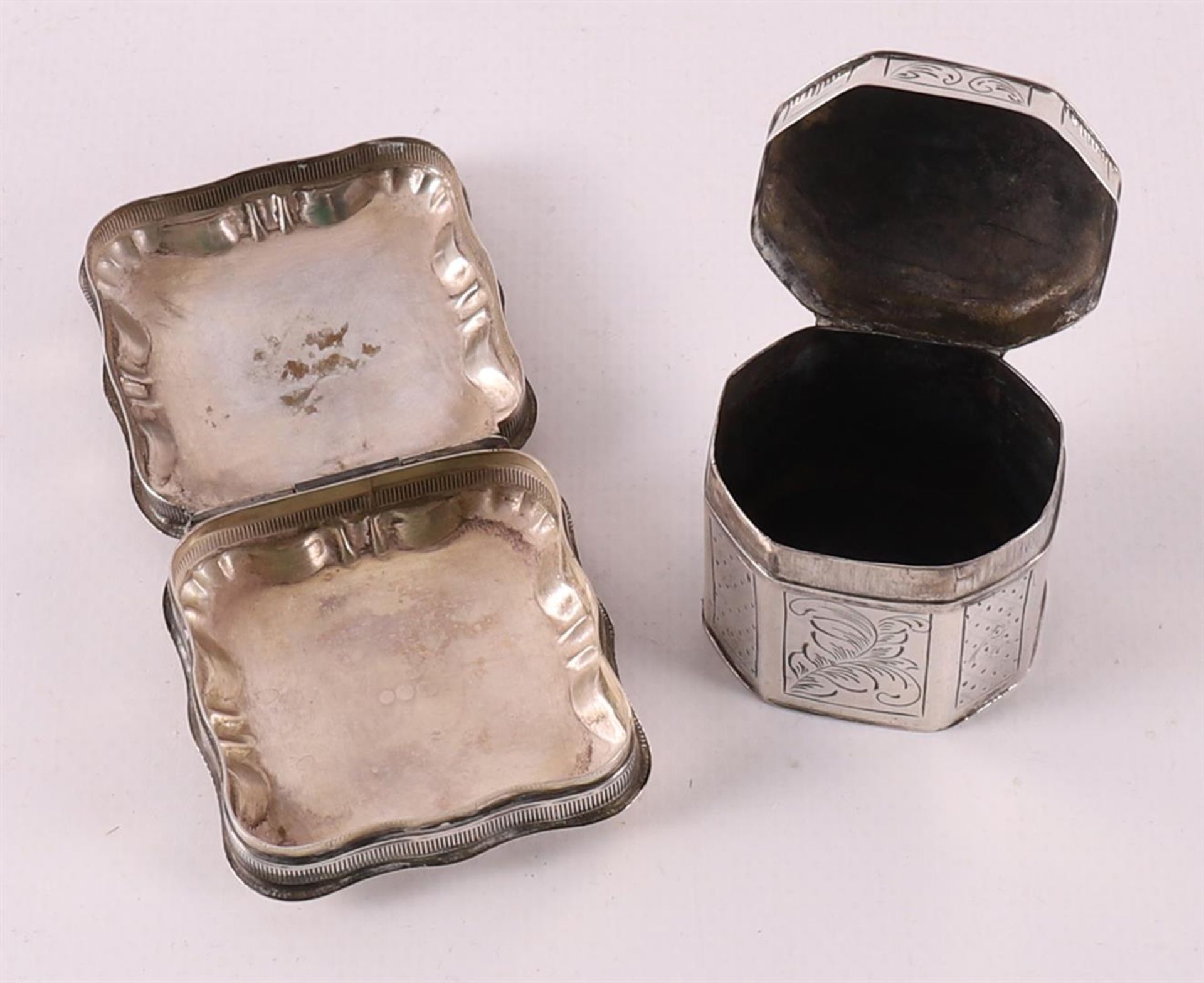 A second grade 835/1000 silver lodderein box, 19th century. - Bild 2 aus 3