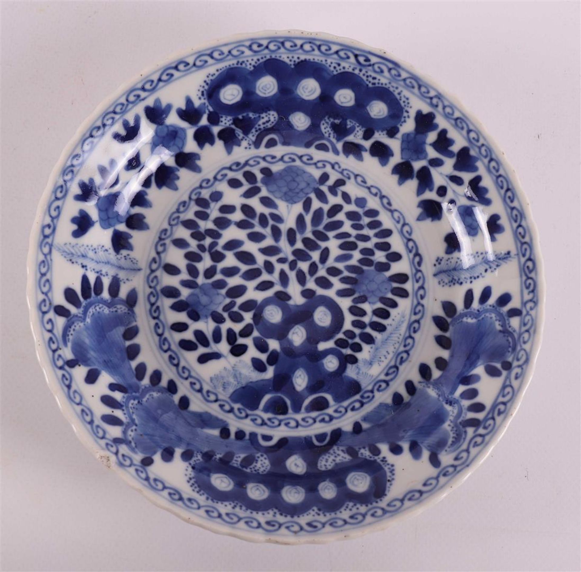 A blue/white porcelain contoured dish, China, Kangxi, around 1700. - Bild 2 aus 4