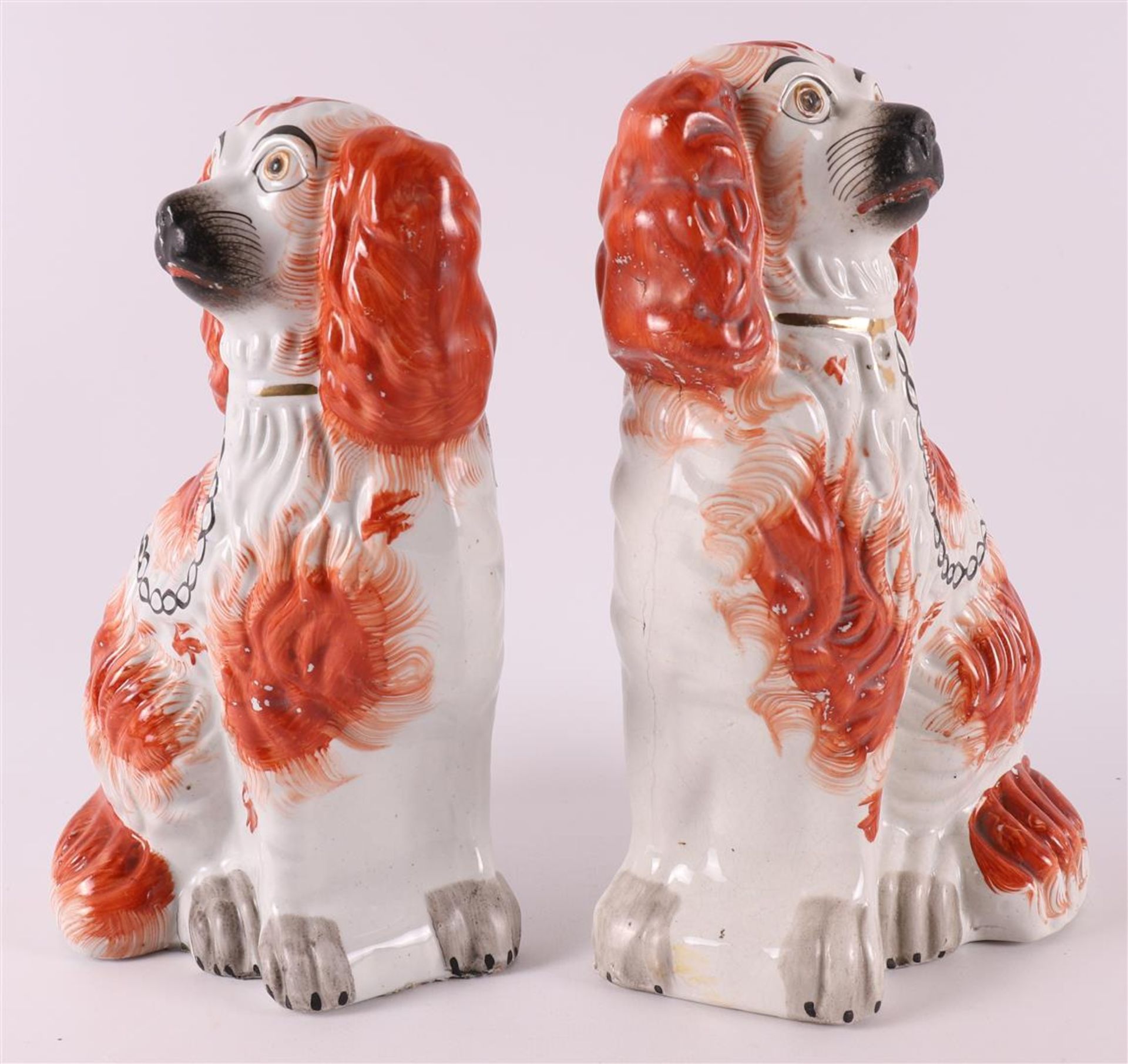 A pair of brown/white earthenware dogs, England, Staffordshire, 19th century. - Bild 2 aus 6