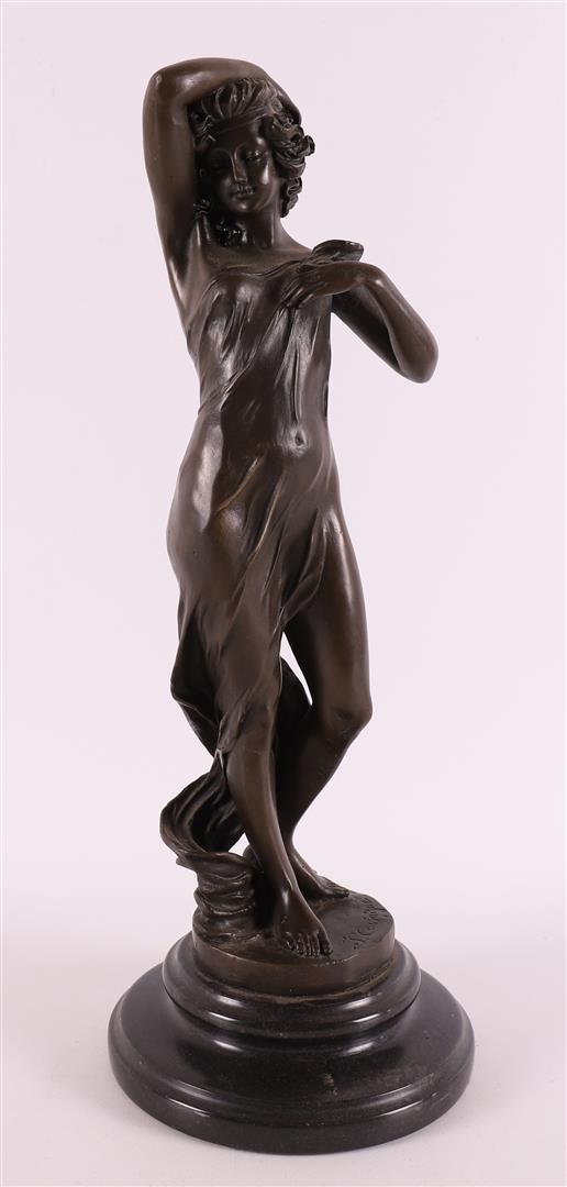 A brown patinated bronze sculpture of a woman, after an antique example, 21st ce