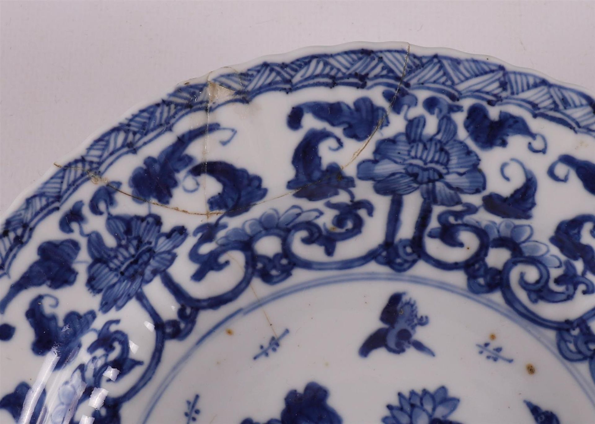 A blue/white porcelain dish, China, Kangxi, around 1700. - Bild 3 aus 12