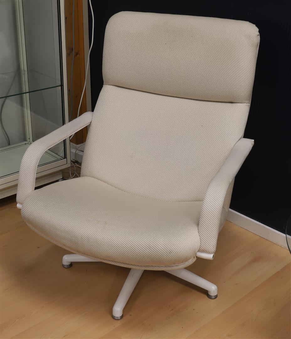 A white fabric Artifort F141 armrest chair, design: Geoffry David Harcourt.