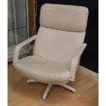 A white fabric Artifort F141 armrest chair, design: Geoffry David Harcourt.