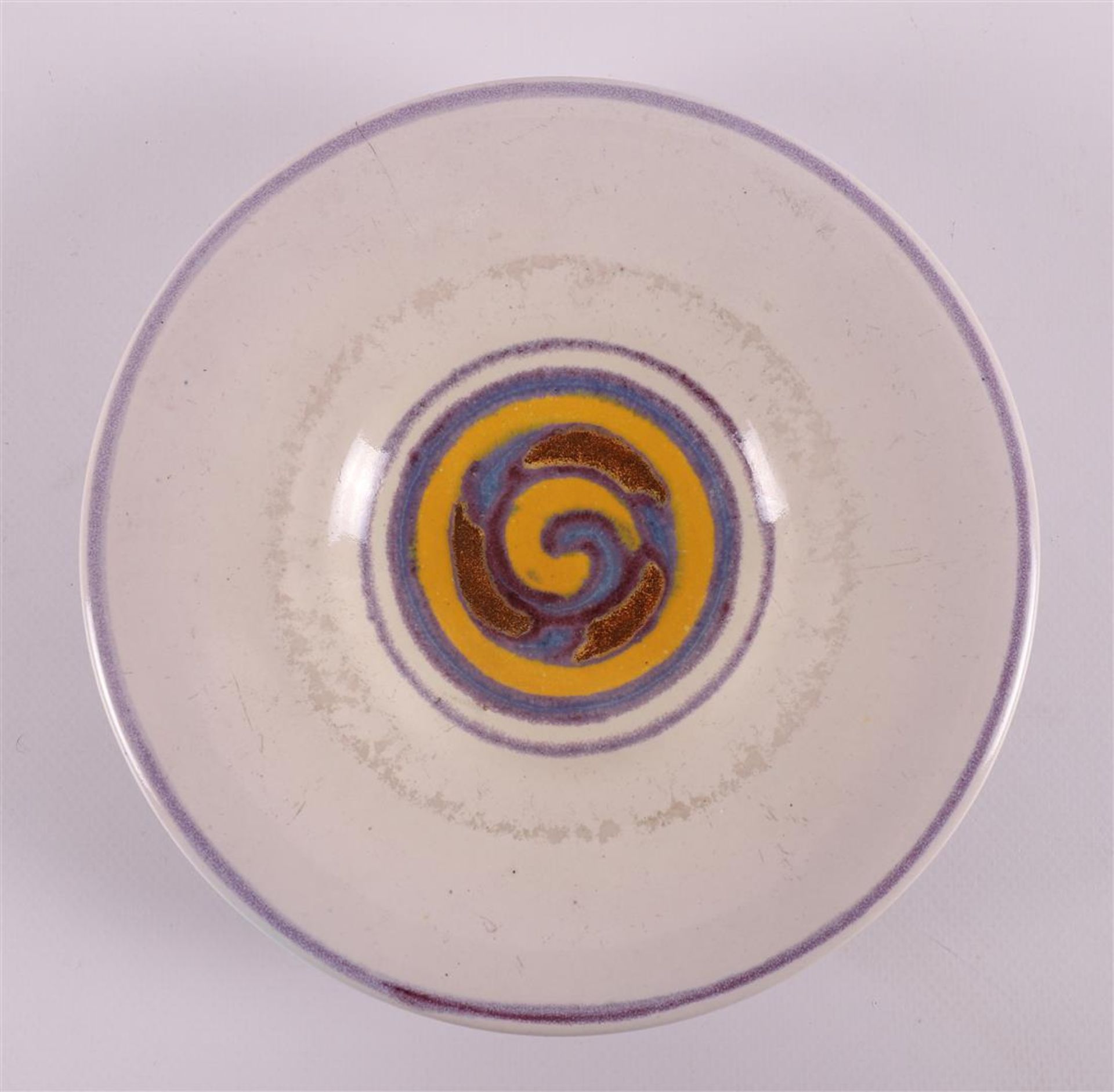 A round glazed earthenware dish, 1923-1930. - Bild 2 aus 6
