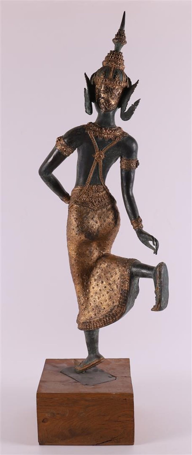 A green patinated standing dancer, India, 2nd half of the 20th century. - Bild 3 aus 4