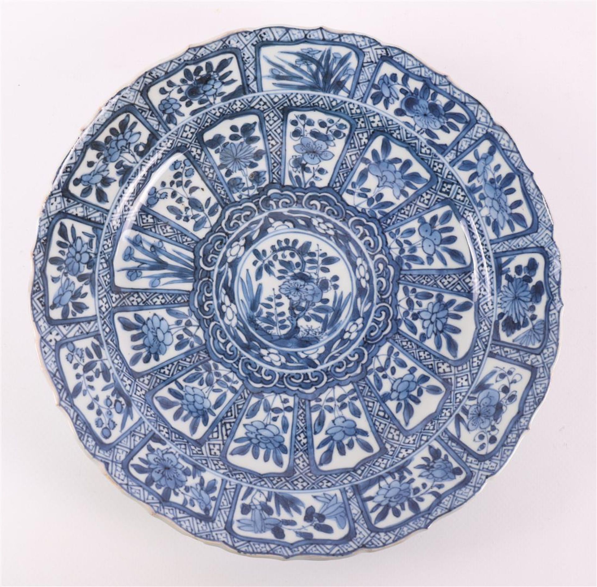 A blue/white porcelain contoured dish, China, Kangxi, around 1700. - Bild 6 aus 15