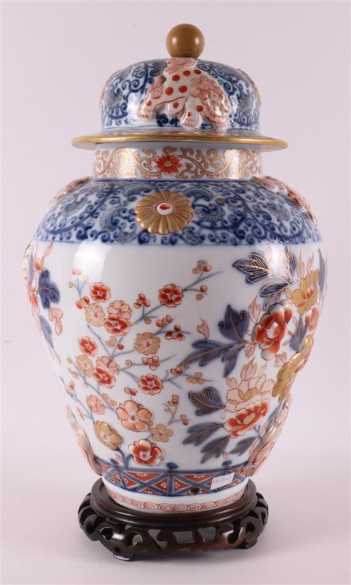 A baluster-shaped porcelain Imari lidded vase, France, Samson, 19th century - Image 2 of 9