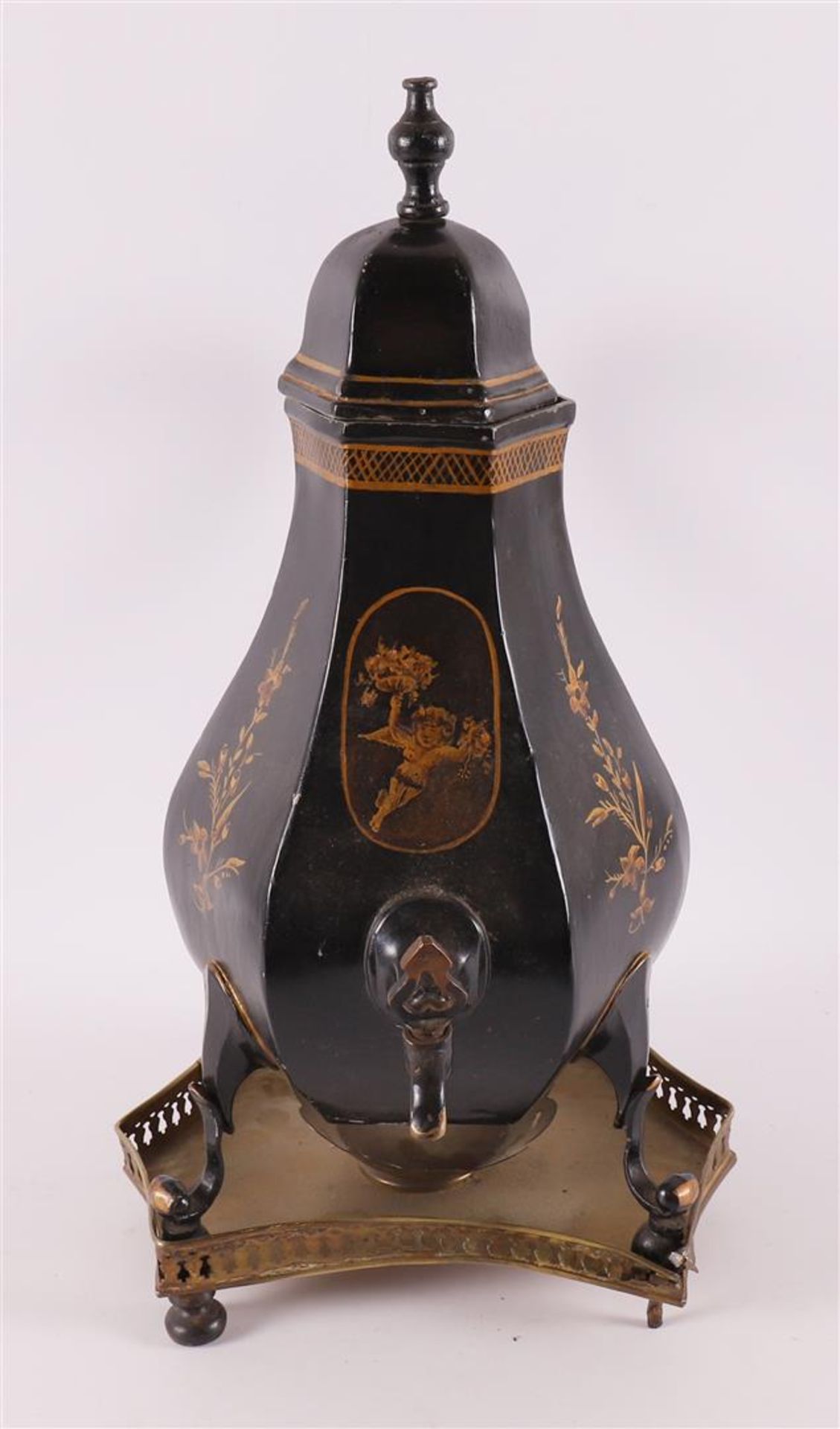 A black lacquered hexagonal tap jug, 18th century. - Bild 2 aus 3