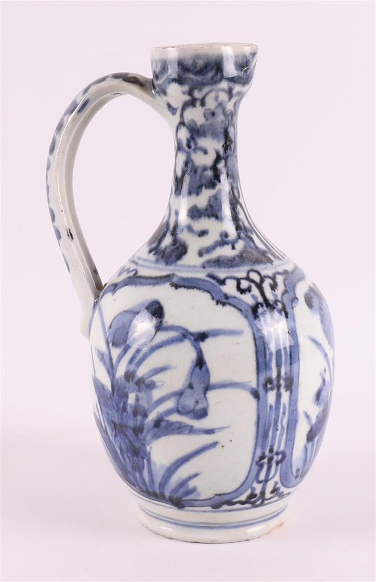 A blue/white porcelain Arita jug, Japan, 18th century. - Bild 2 aus 6