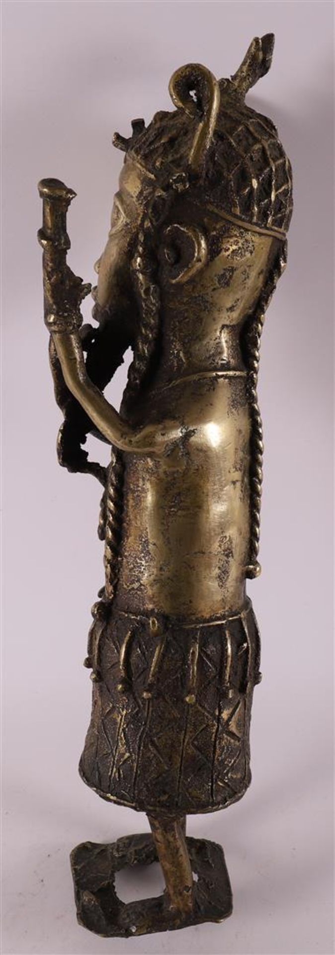 A Benin bronze of musician, Africa, Nigeria, 20th/21st century. - Bild 3 aus 4