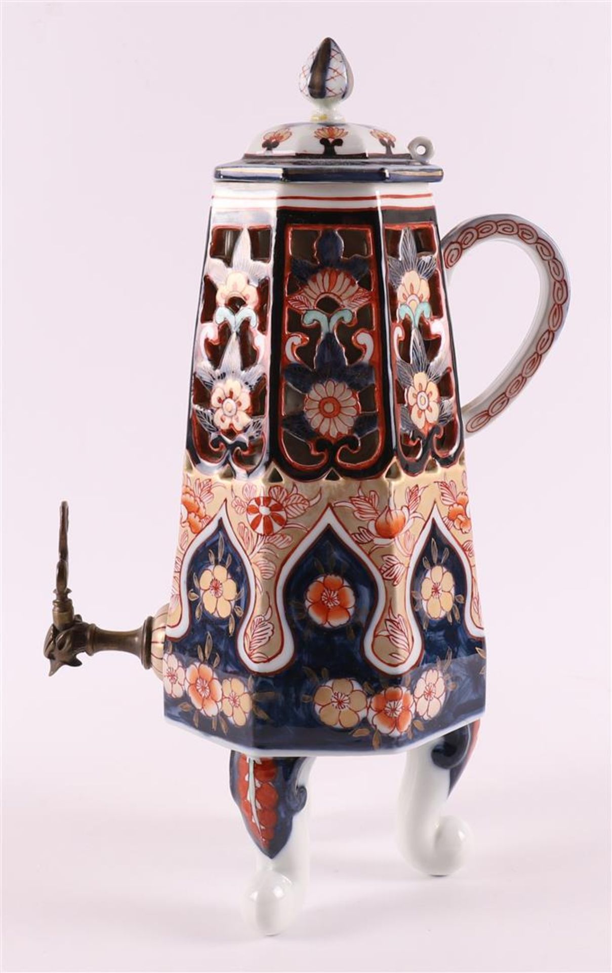 A porcelain coffee/tap jug with Chinoise decor, France, Samson, 19th century. - Image 5 of 10