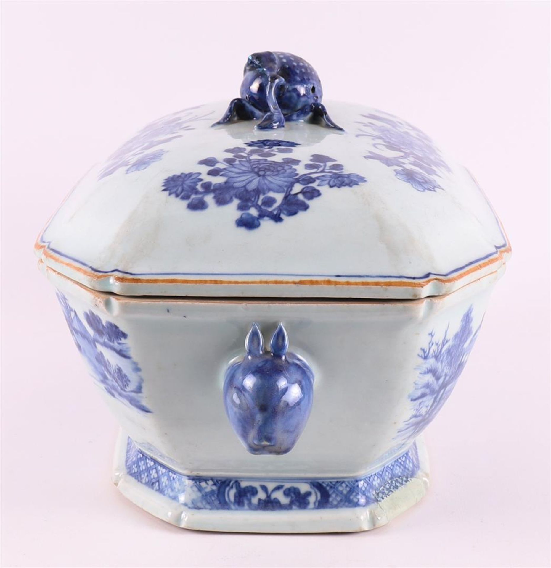 A blue/white porcelain tureen, China, Qianlong, 18th century. - Image 5 of 12