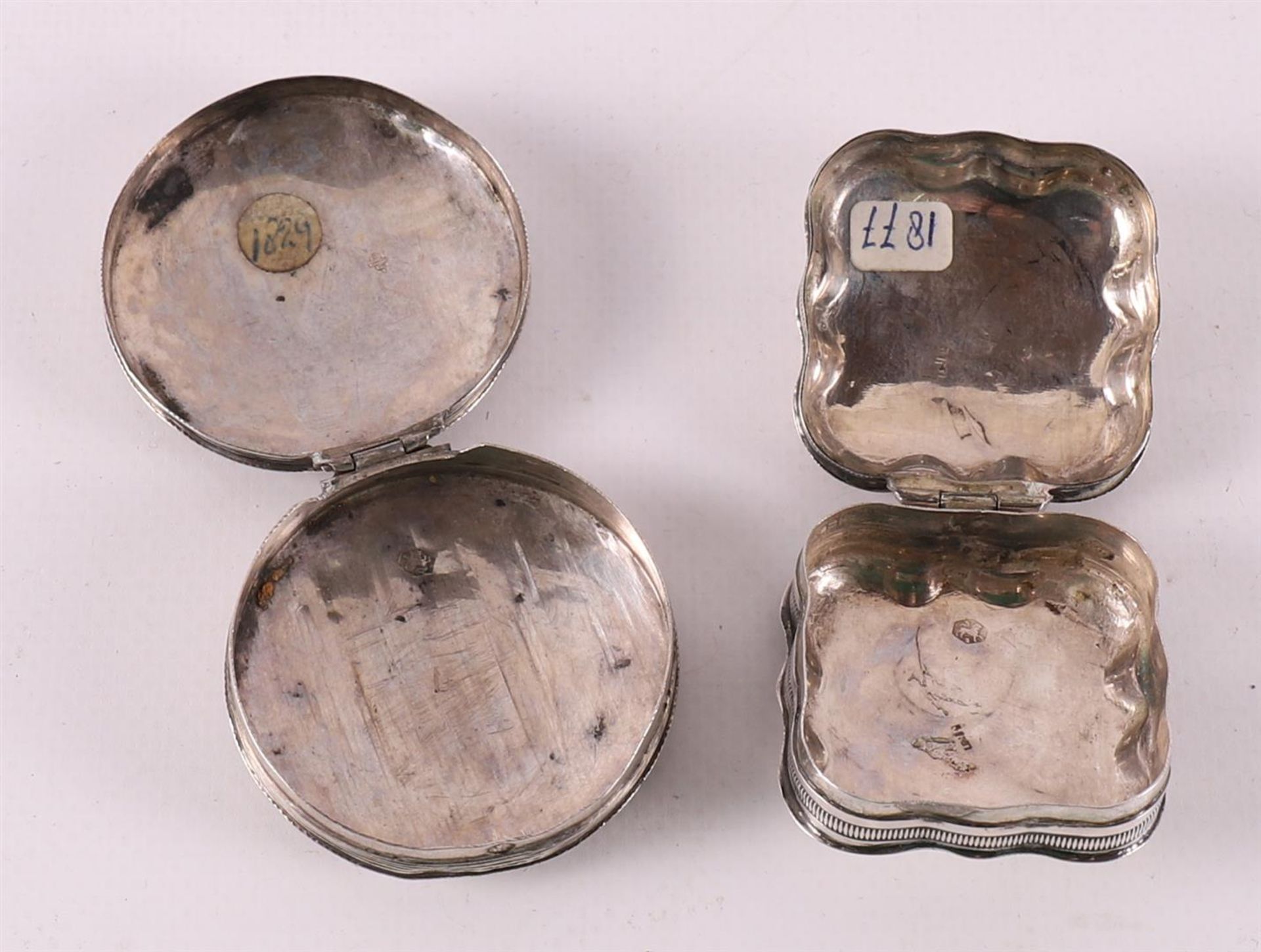 A silver round fluted peppermint box, year letter 1829. - Bild 2 aus 3