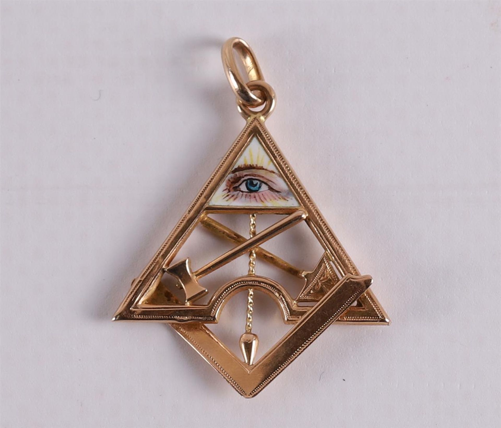A gold pendant with symbols of Freemasonry. - Image 2 of 2