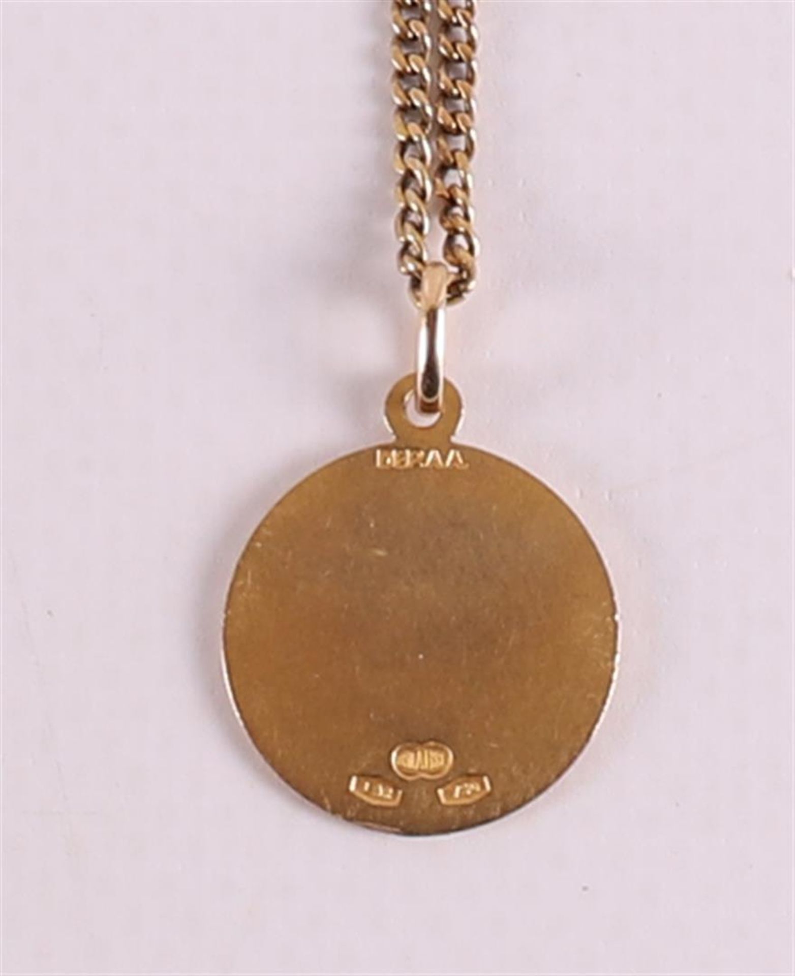 An 18 carat 750/1000 gold pendant on a 14 carat 585/1000 gold necklace. - Bild 2 aus 2