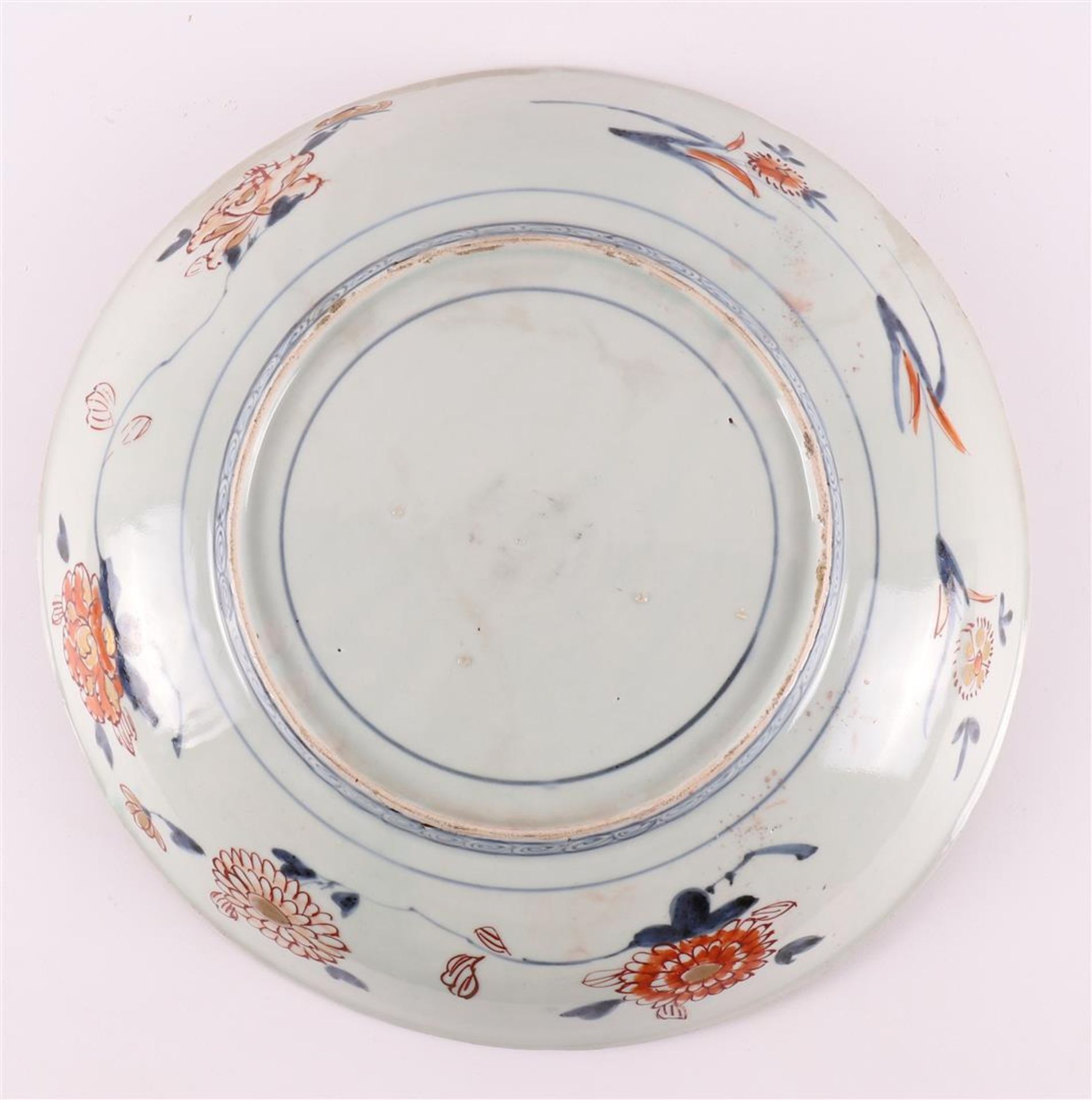 A porcelain Imari dish with contoured edge, Japan, 18th century. - Bild 2 aus 2