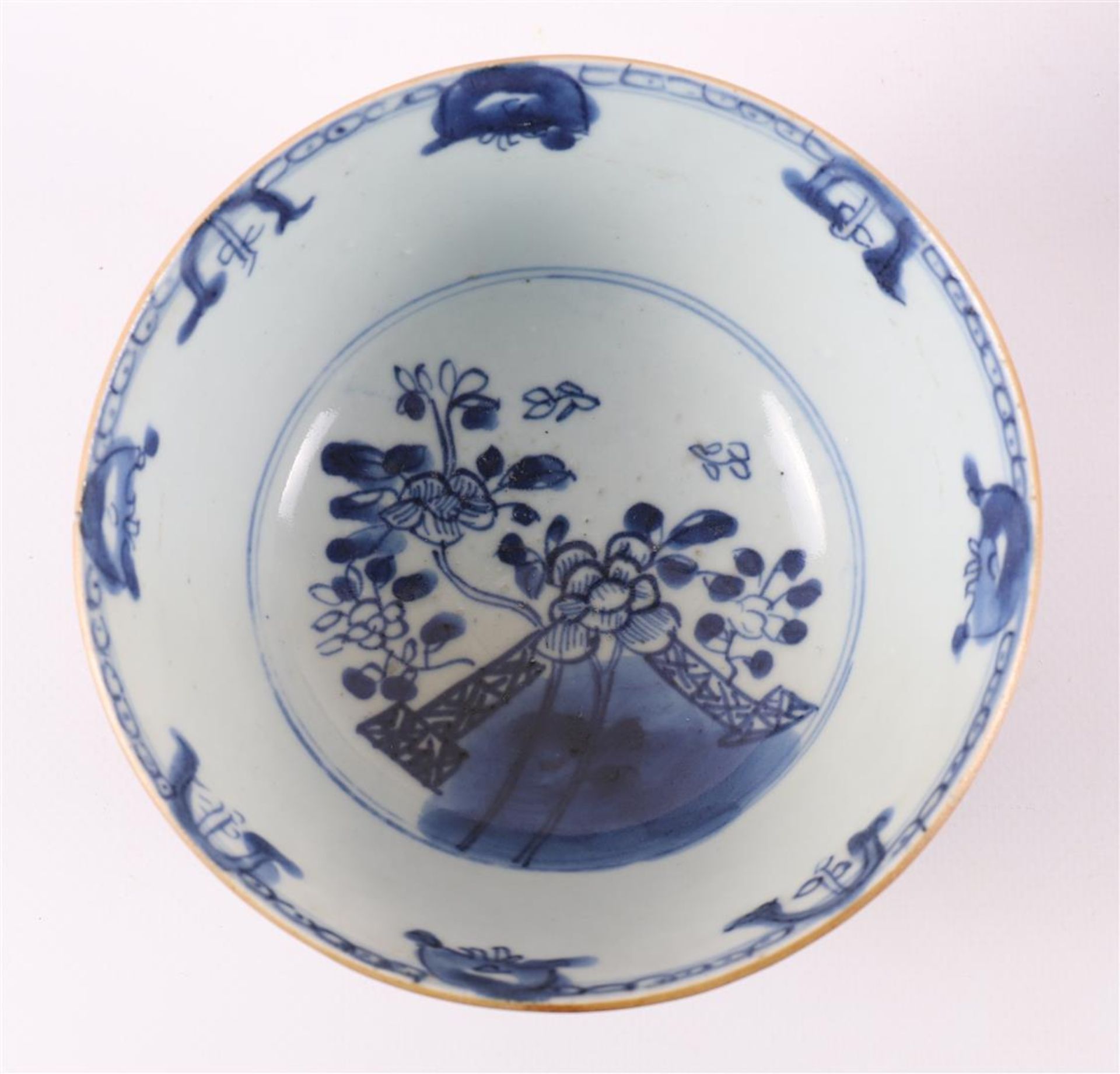 A porcelain Batavia porcelain bowl on stand ring, China, Qiainlong, 18th C. - Bild 4 aus 8