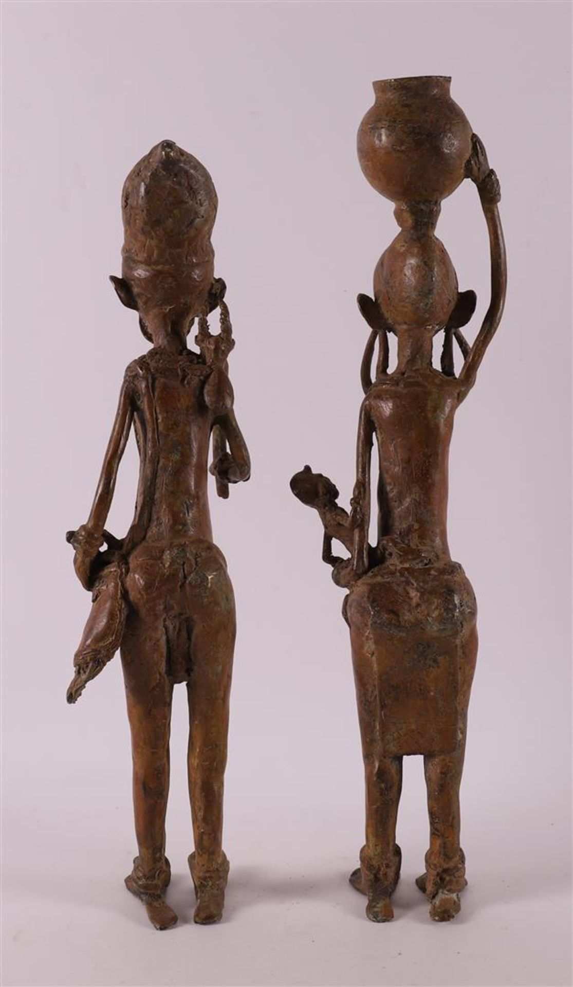 A Benin bronze man and woman, Nigeria, Africa, 2nd half of the 20th century. - Bild 3 aus 4