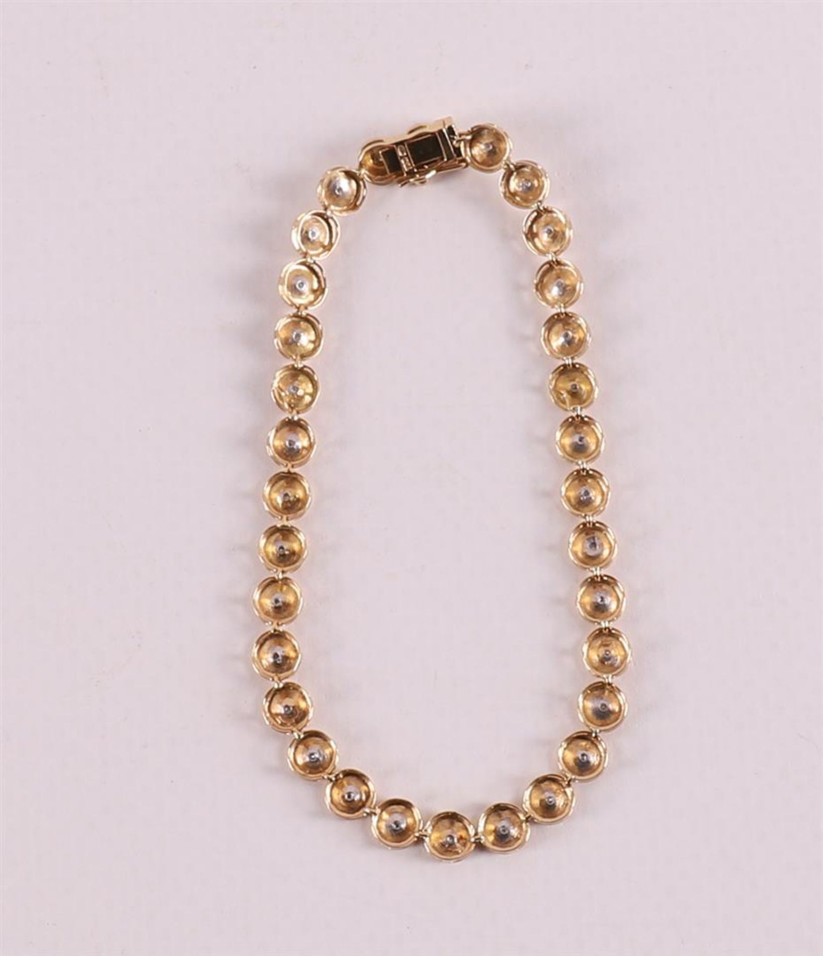 An 18 kt gold tennis bracelet with 32 diamonds. - Bild 2 aus 3