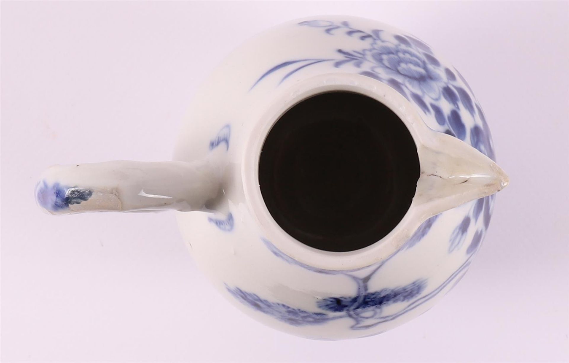 A blue and white porcelain milk jug, China, Qianlong 18th century. - Bild 4 aus 6