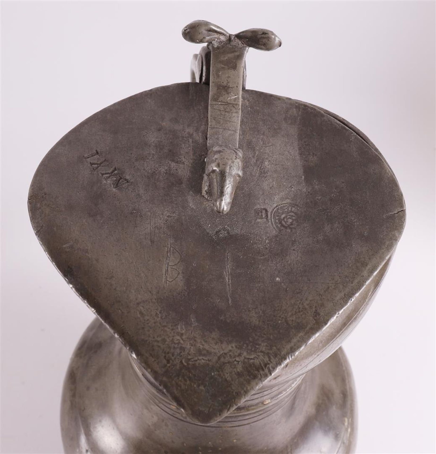 Four various white pewter valve jugs with acorn crown, England 18th century - Bild 2 aus 2