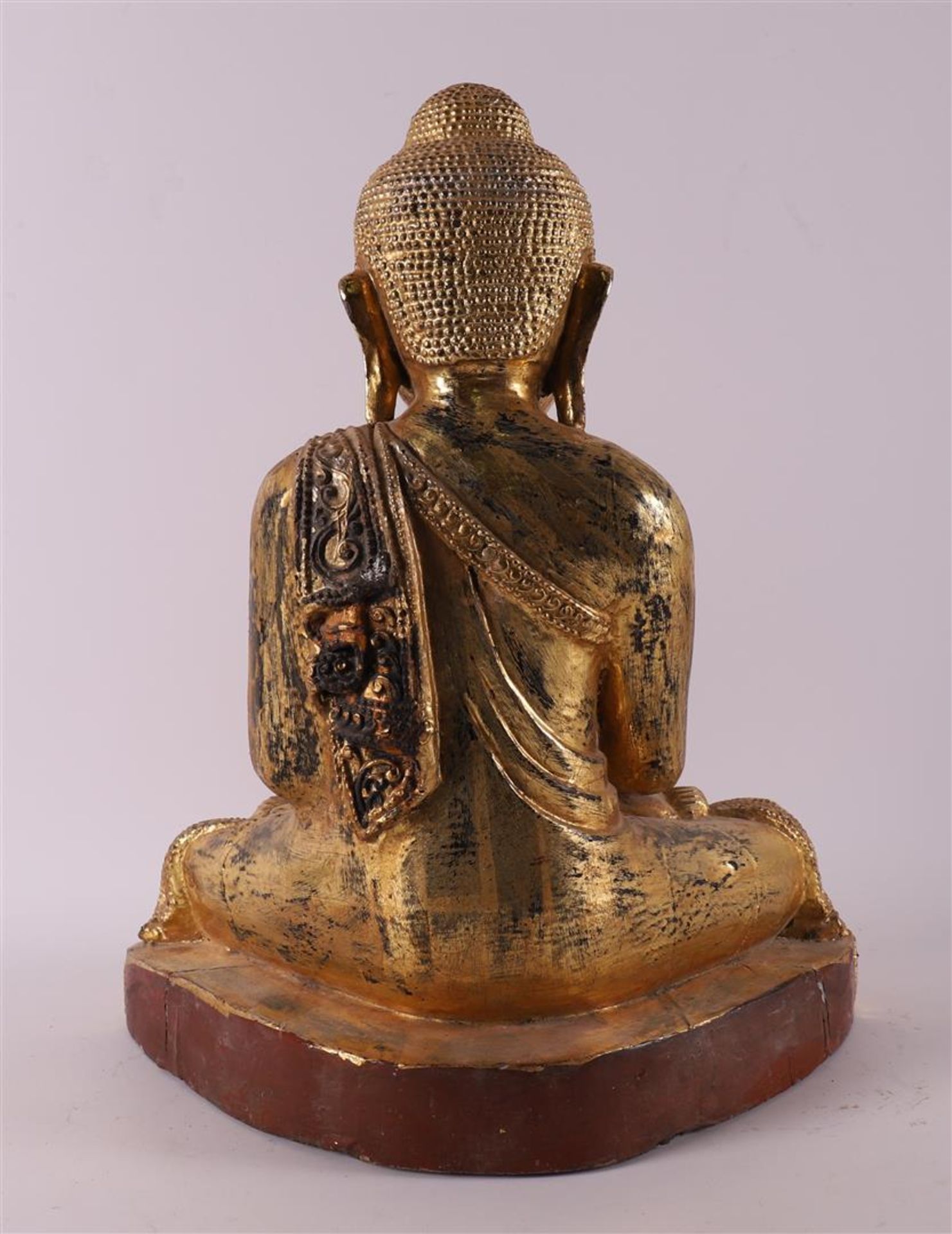 A carved wooden gilded sitting Buddha, Thailand, 20th/21st century. - Bild 2 aus 4