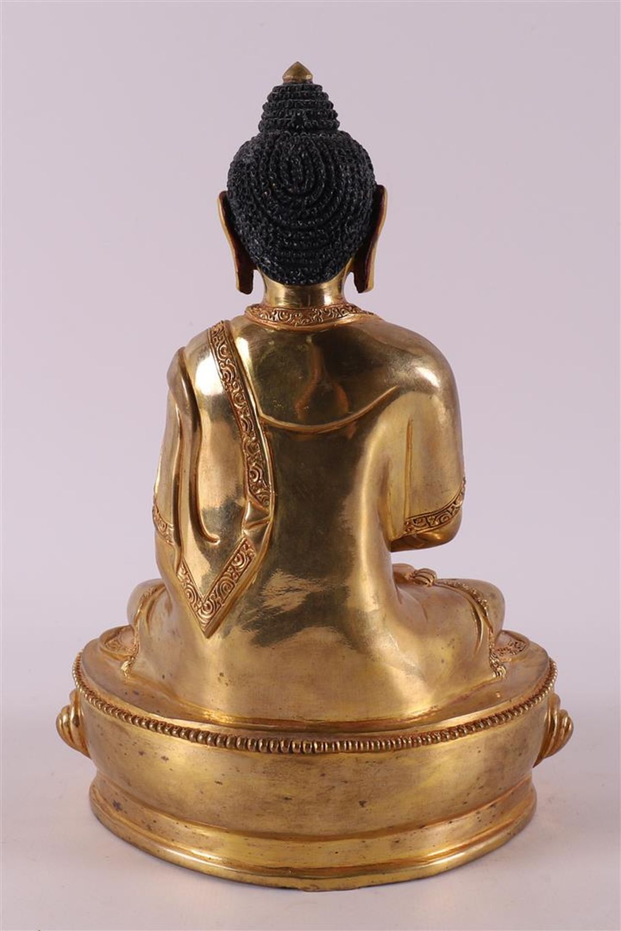A gilded bronze seated Buddha on a lotus crown, Thailand, 20th/21st century. - Bild 2 aus 4
