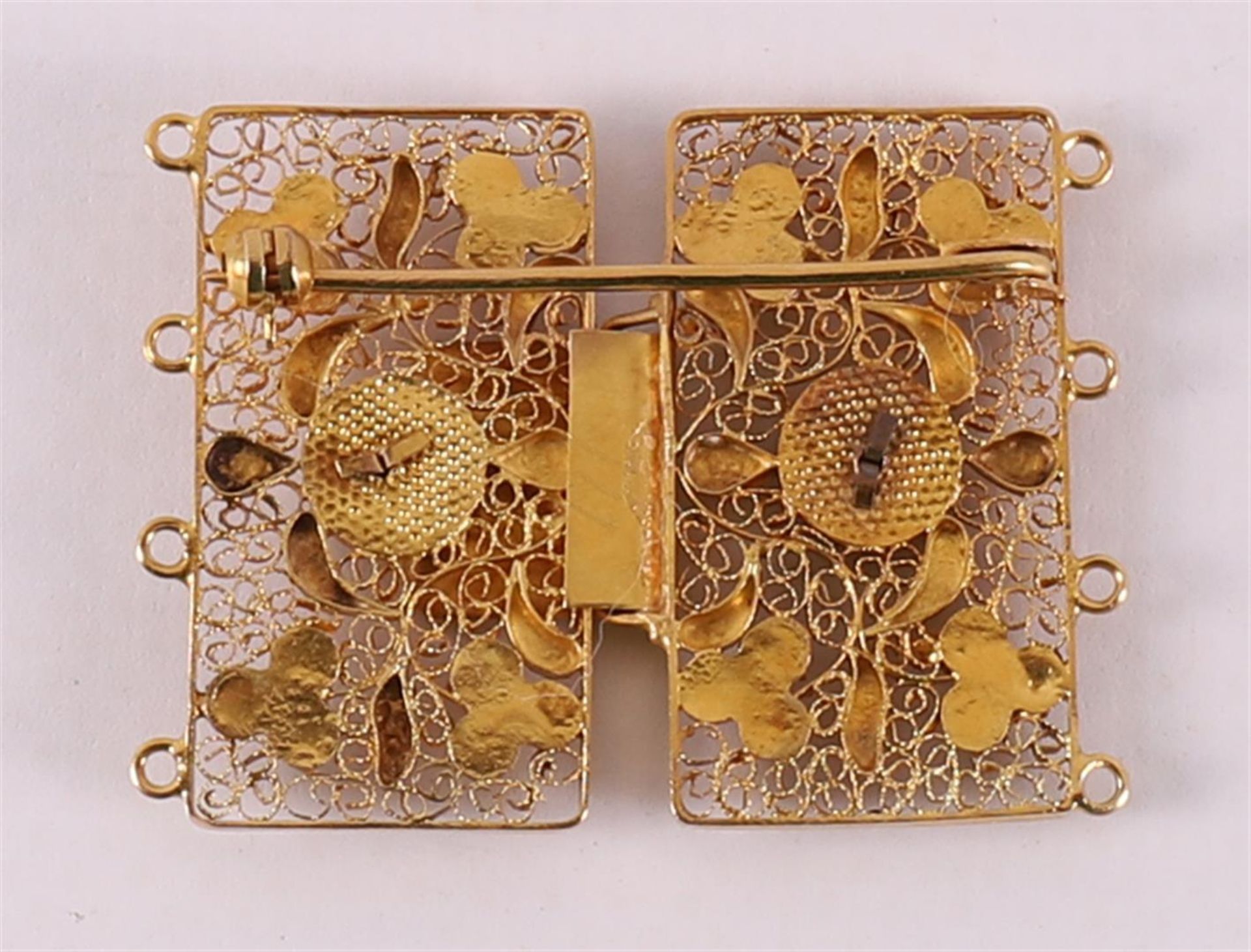 A 14 kt gold filigree necklace clasp used as a brooch, around 1900. - Image 3 of 5