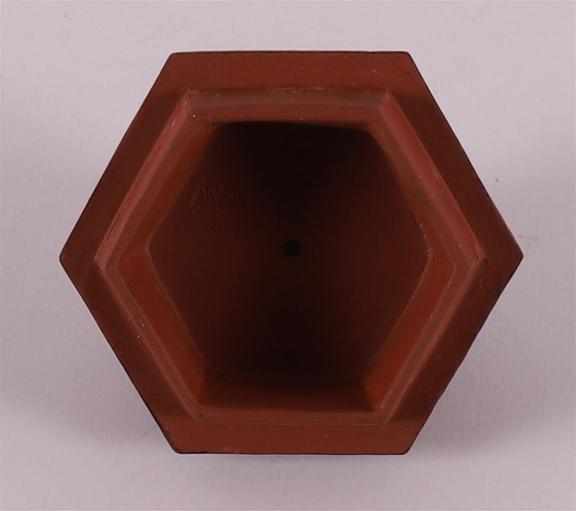 A yixing stoneware hexagonal teapot, China, 20th century. - Bild 10 aus 11