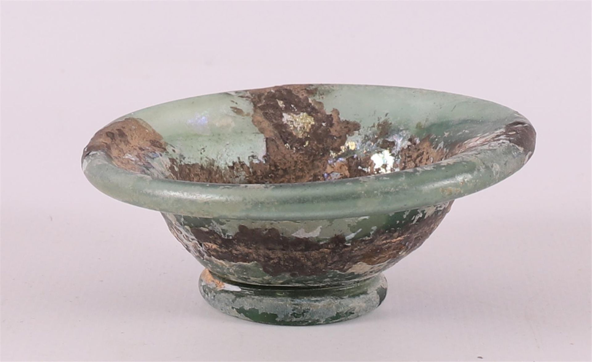 A Roman glass vase and bowl and bracelet, 2nd - 4th century. - Bild 10 aus 14