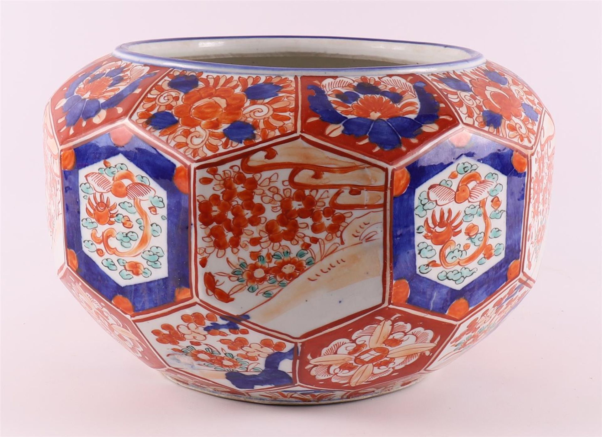 A faceted porcelain Imari cachepot, Japan, Meiji, 19th century. - Image 2 of 7