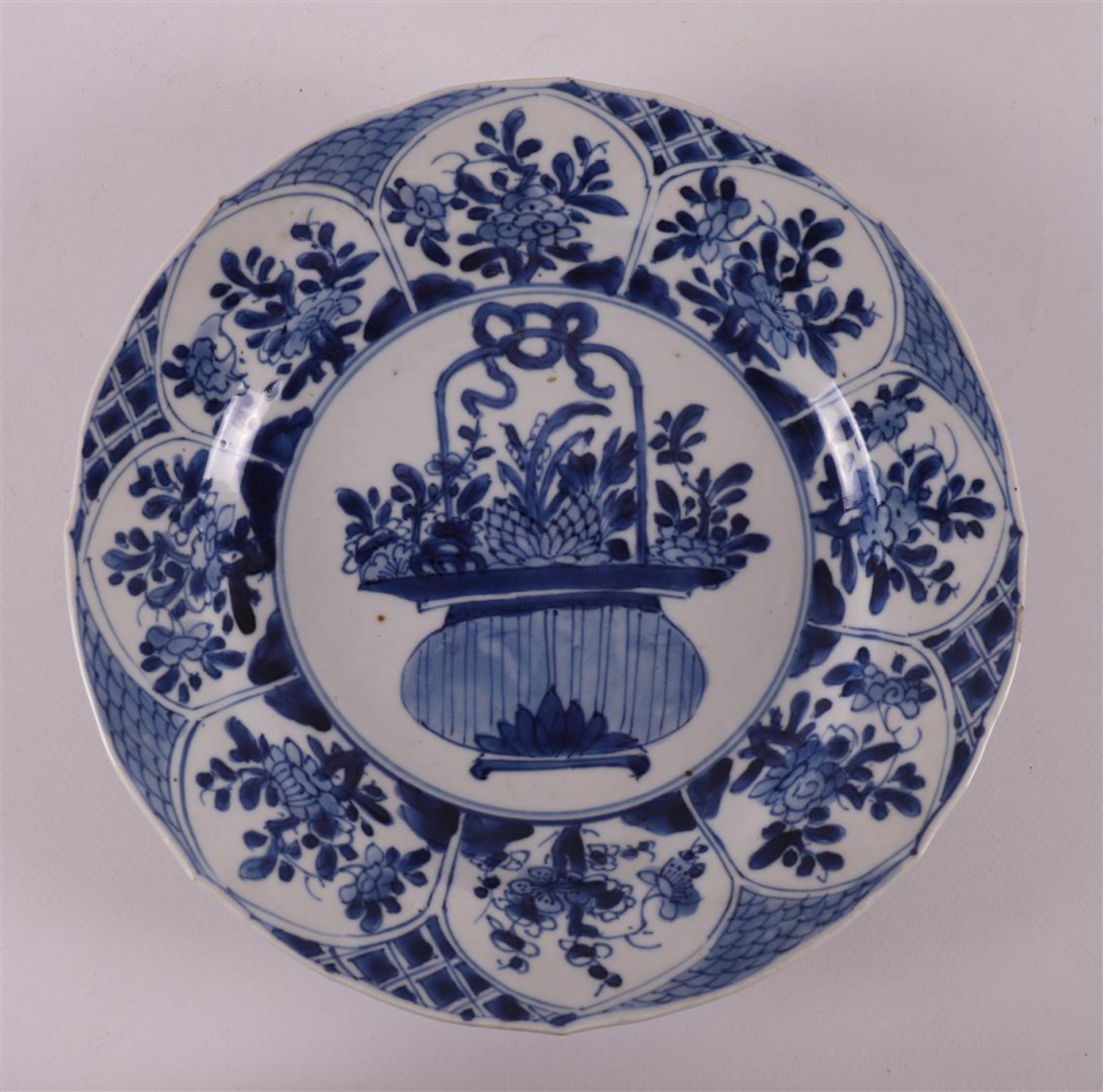 A blue/white porcelain dish, China, Kangxi, around 1700. - Image 7 of 12