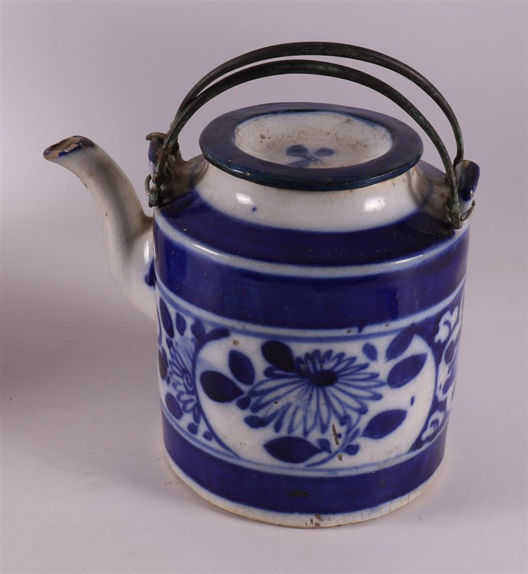 A blue/white porcelain teapot in a wicker case, China, around 1900. - Image 2 of 7